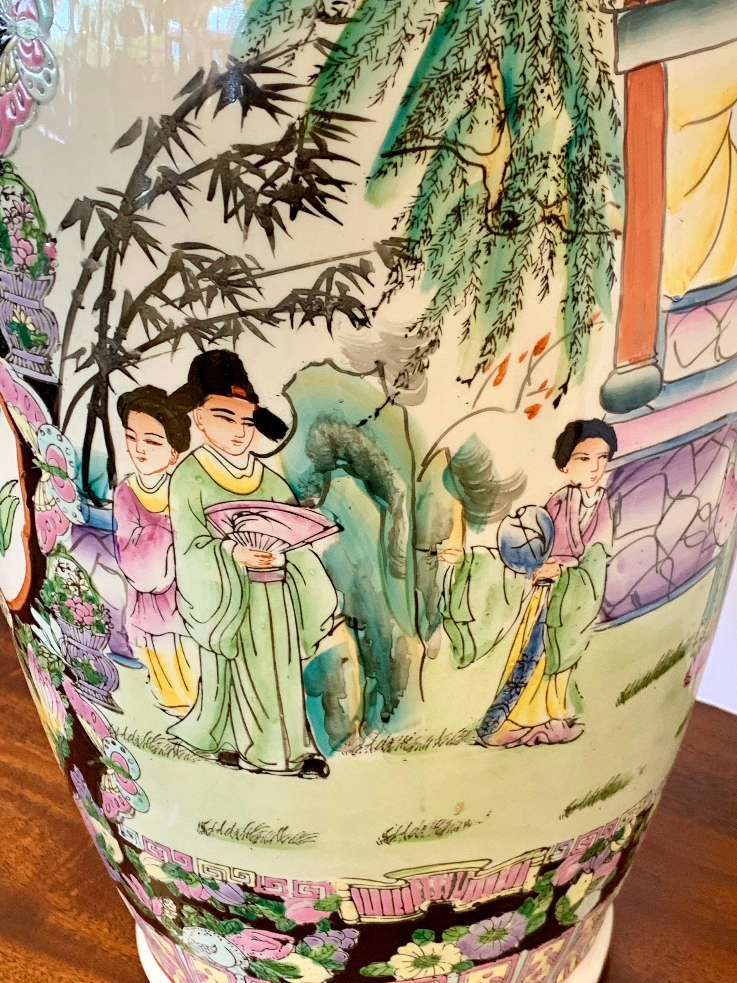 Große asiatische chinesische Famille Noir-Porzellanurnenvase 6