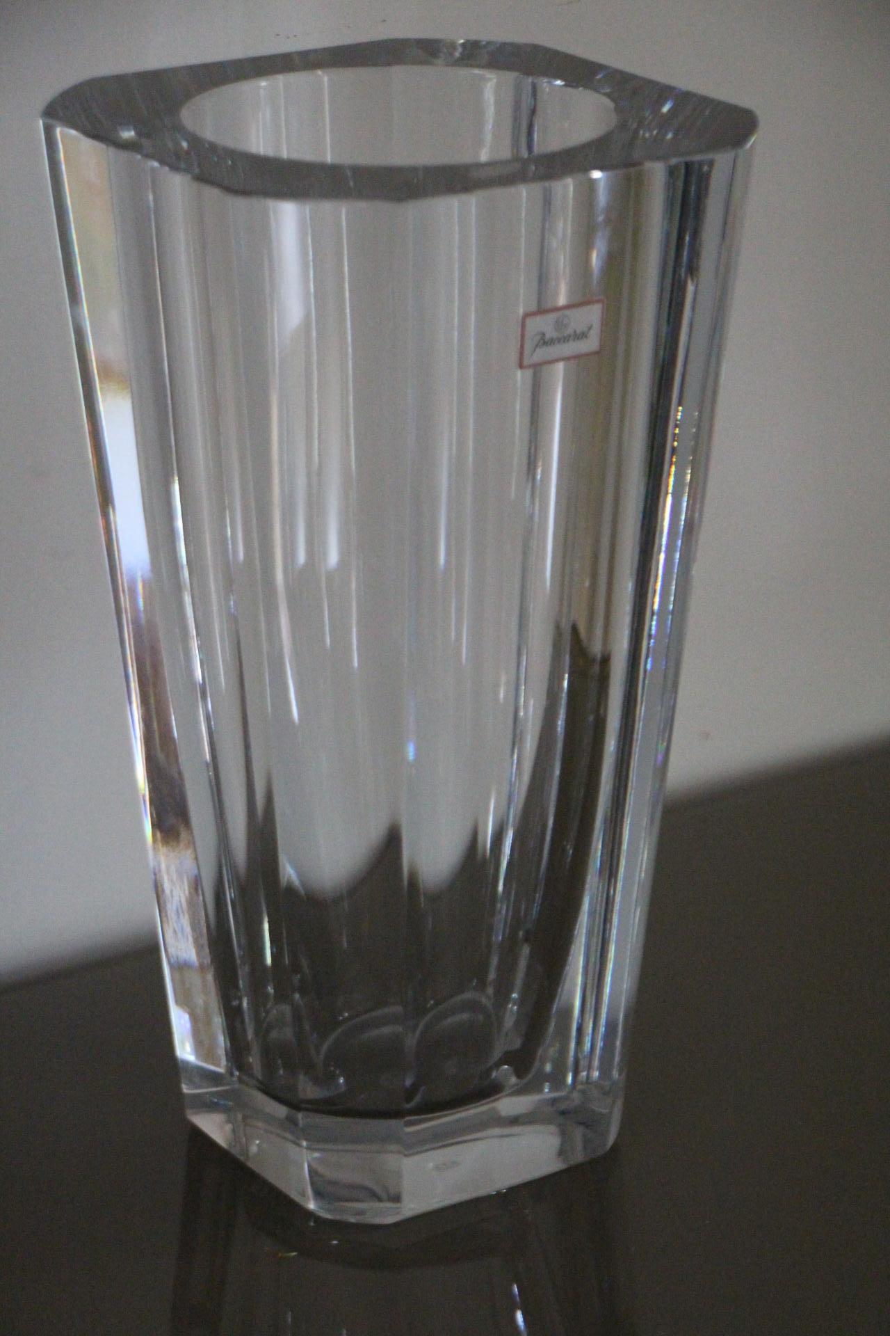 Questo magnifico vaso Mid-Century Modern è stato progettato e realizzato in Francia dal famoso produttore di cristalli Baccarat alla fine del XX secolo. Presenta un cristallo traslucido cilindrico sottilmente affusolato e profondamente sfaccettato.