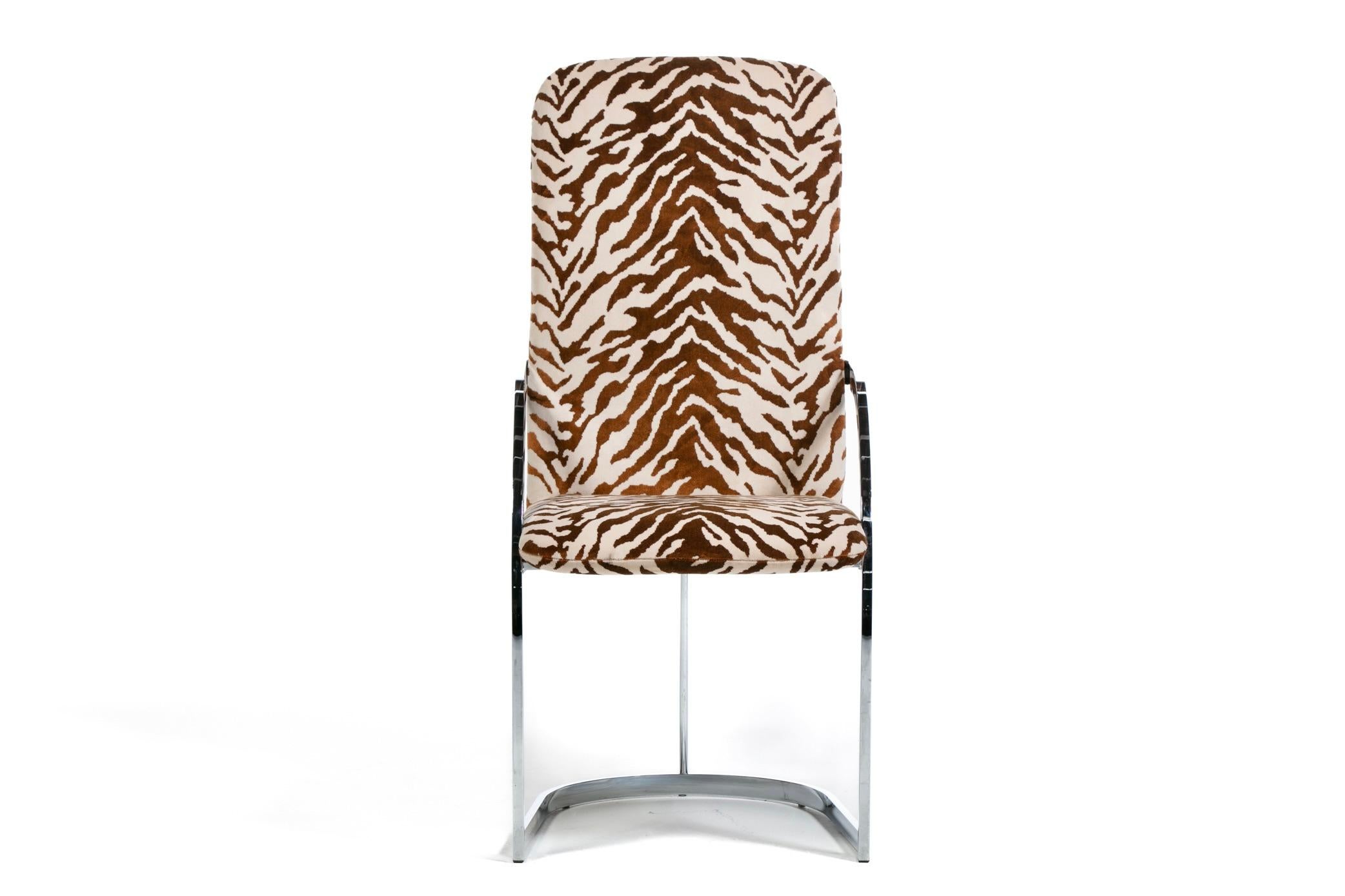 Satz von vier verchromten Stühlen mit hoher Rückenlehne, hergestellt vom Design Institute of America, neu professionell gepolstert mit elfenbeinfarbenem Tigersamt. Ein modernes Profil mit einem Sinn für hohe Kunst. Elegant aus allen Blickwinkeln mit