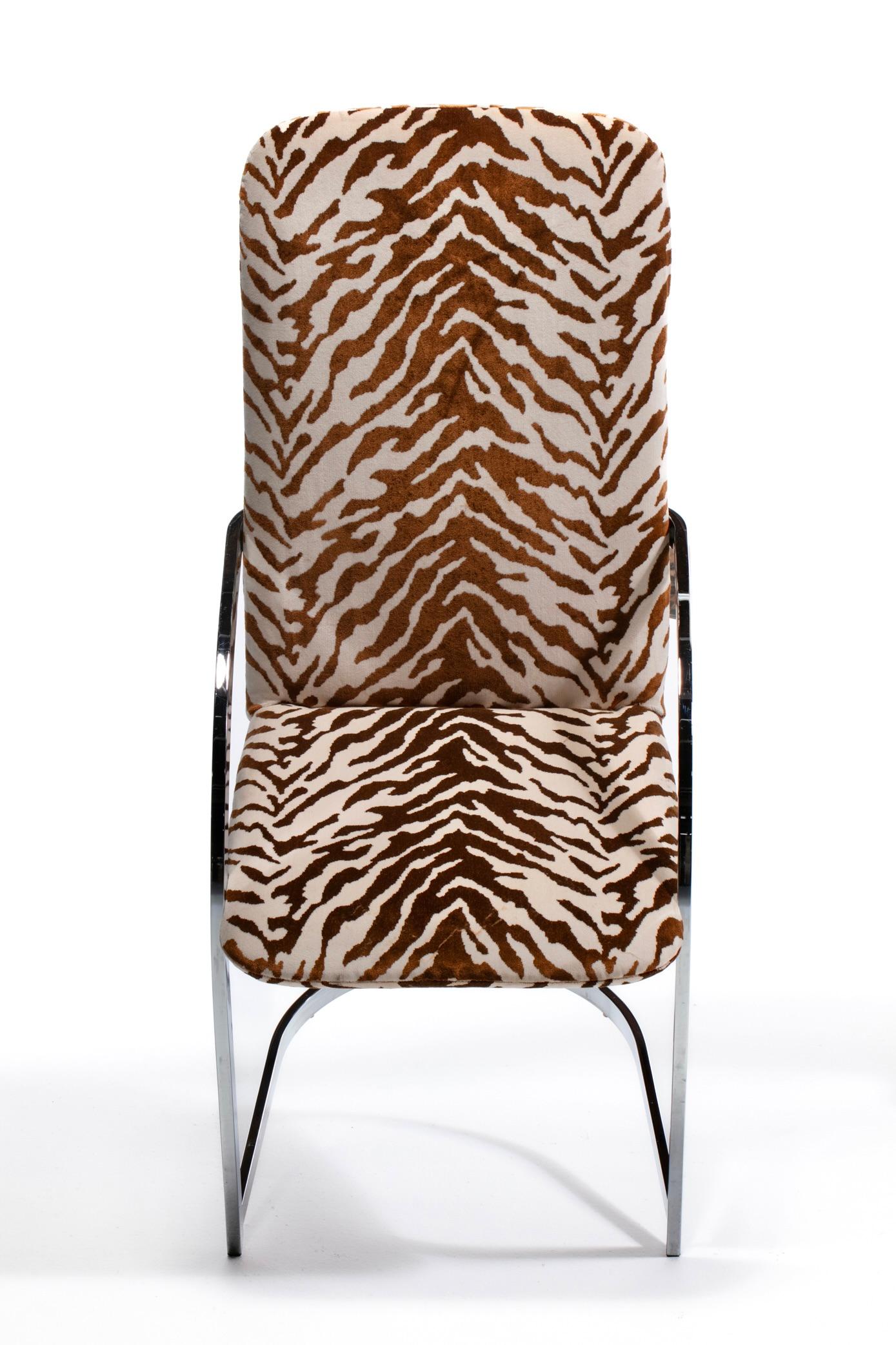 Esszimmerstühle mit hoher Rückenlehne, Design Institute of America, 4er-Set aus Tigersamt (Moderne der Mitte des Jahrhunderts) im Angebot