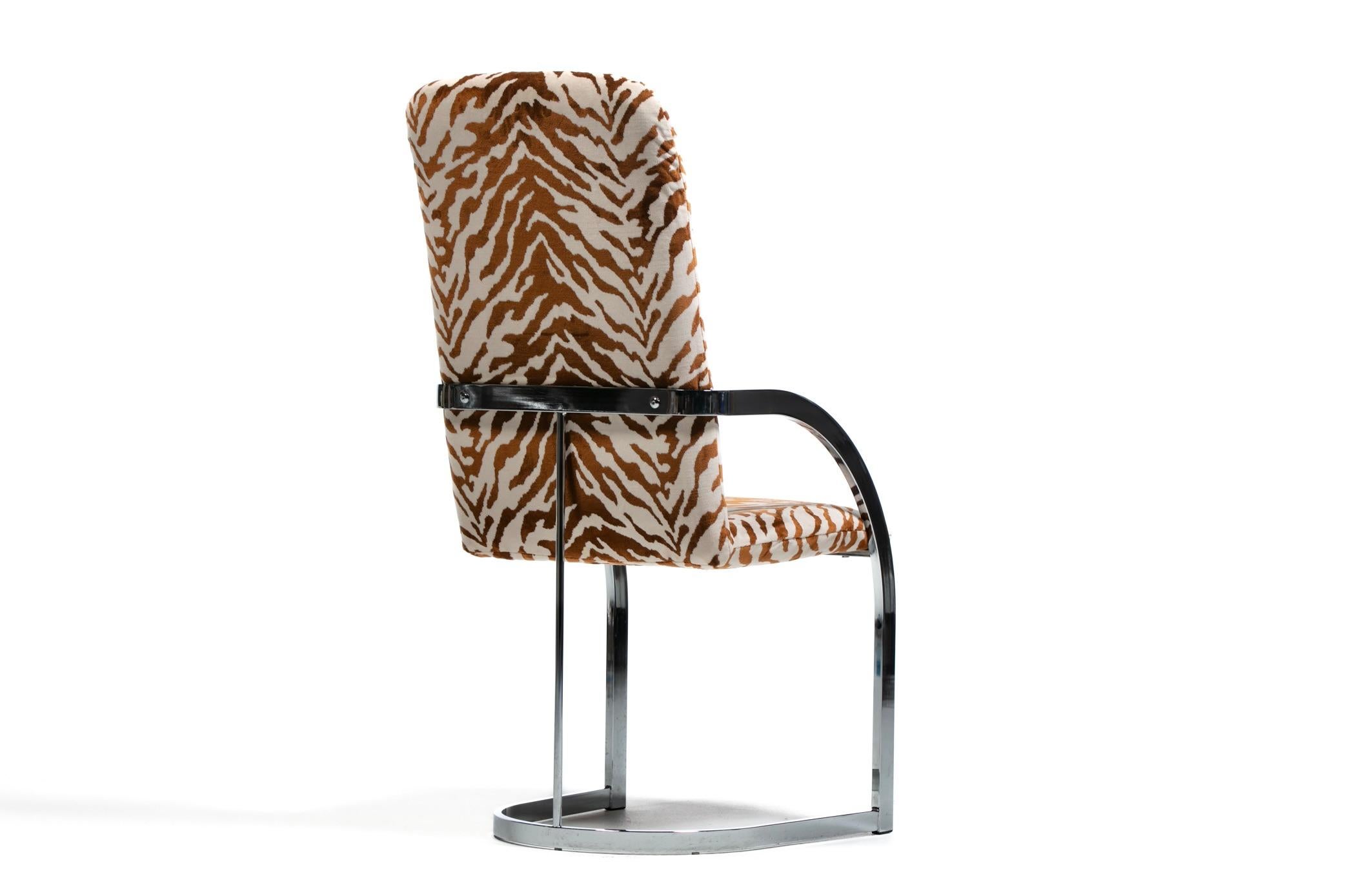 Esszimmerstühle mit hoher Rückenlehne, Design Institute of America, 4er-Set aus Tigersamt (Polster) im Angebot