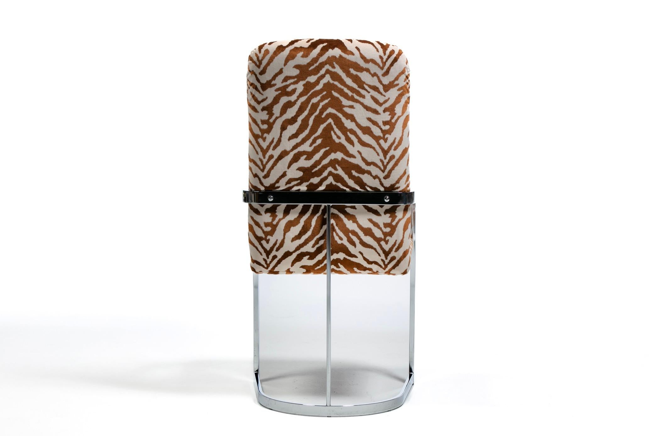 Esszimmerstühle mit hoher Rückenlehne, Design Institute of America, 4er-Set aus Tigersamt im Angebot 1