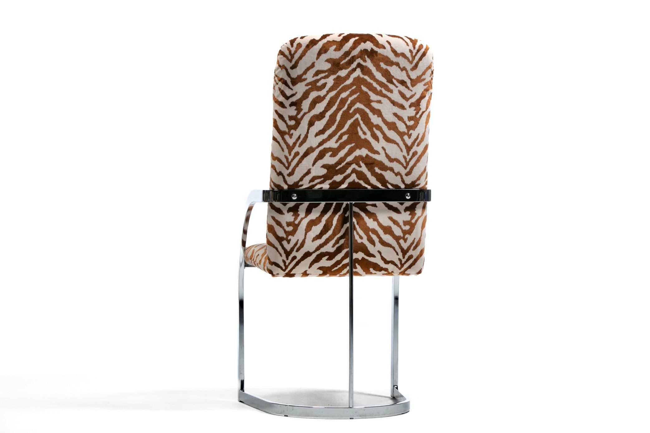 Esszimmerstühle mit hoher Rückenlehne, Design Institute of America, 4er-Set aus Tigersamt im Angebot 2