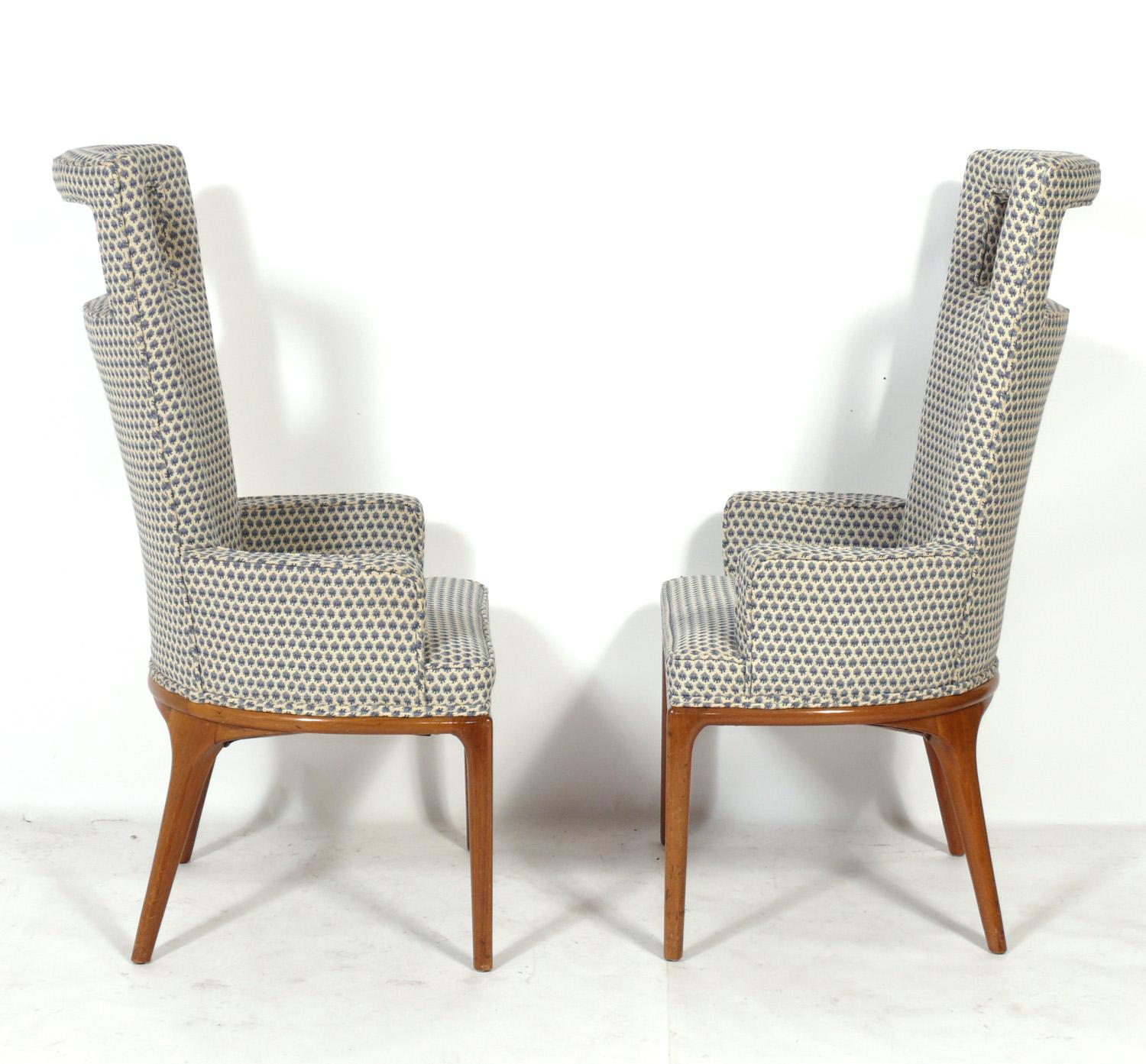 Paire de chaises longues élégantes à haut dossier, conçues par Erwin Lambeth pour Tomlinson, États-Unis, vers les années 1950. Ces chaises sont en cours de finition et de retapissage et peuvent être finies dans la couleur de finition du bois de