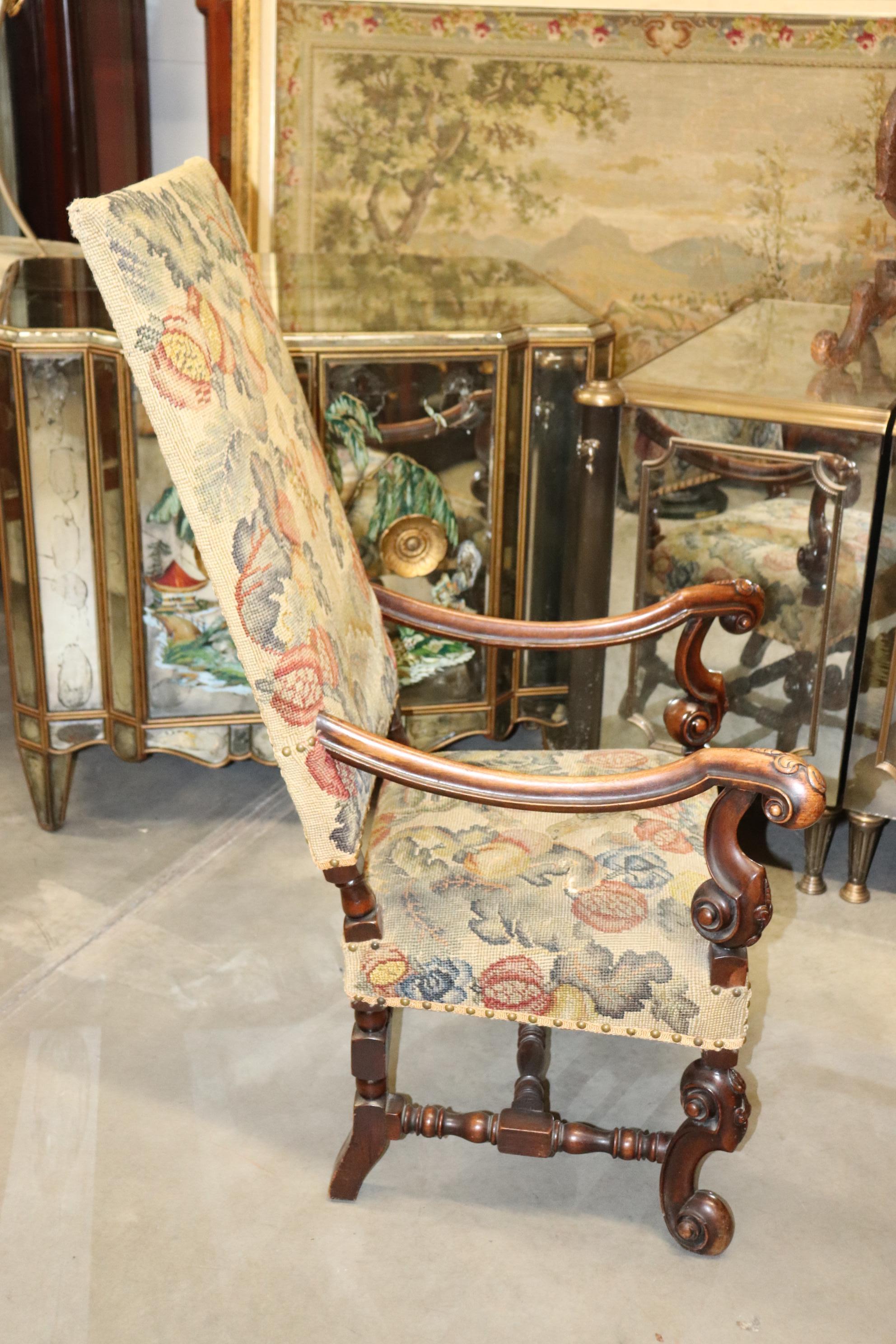 Français Fauteuil Louis XV en noyer sculpté à l'aiguille et au petit point à haut dossier en vente