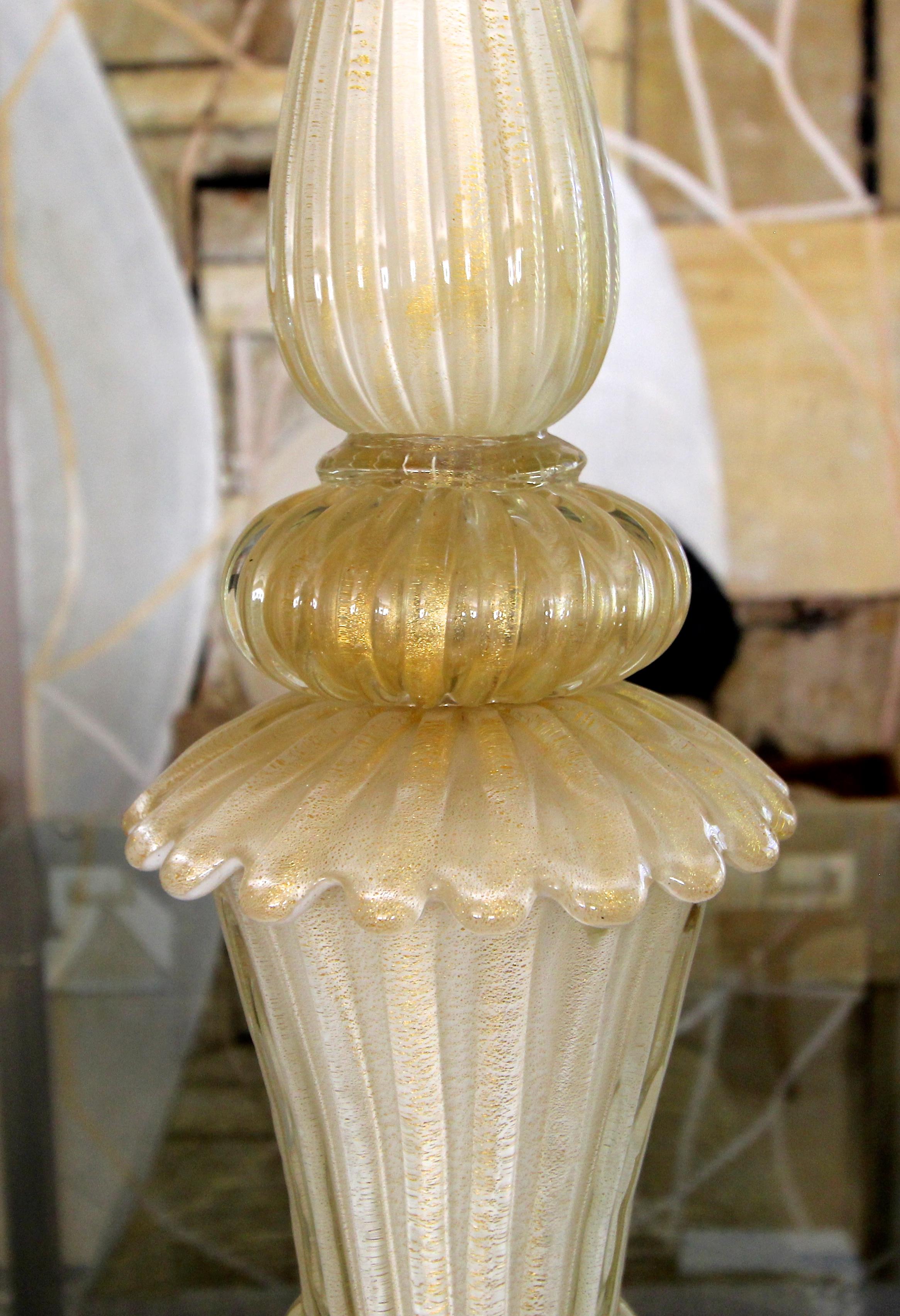 Grande lampe de bureau italienne en verre de Murano de couleur crème et or 8