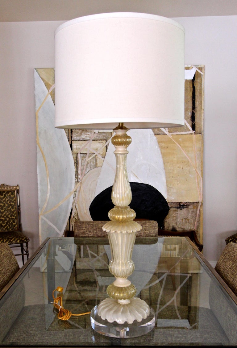 Tall Murano Italian Glass Cream & Gold Table Lamp In Excellent Condition For Sale In Palm Springs, CA