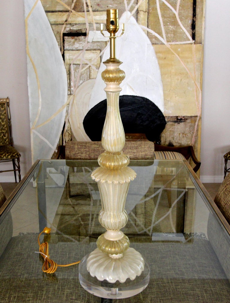 Mid-20th Century Tall Murano Italian Glass Cream & Gold Table Lamp For Sale