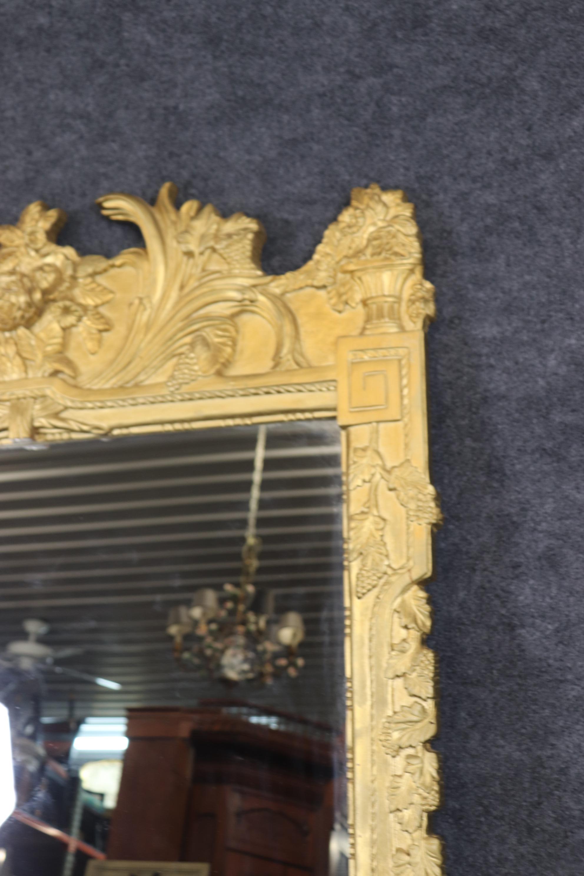 Alto e bellissimo specchio francese vittoriano dorato con fiori e uva in vendita 6
