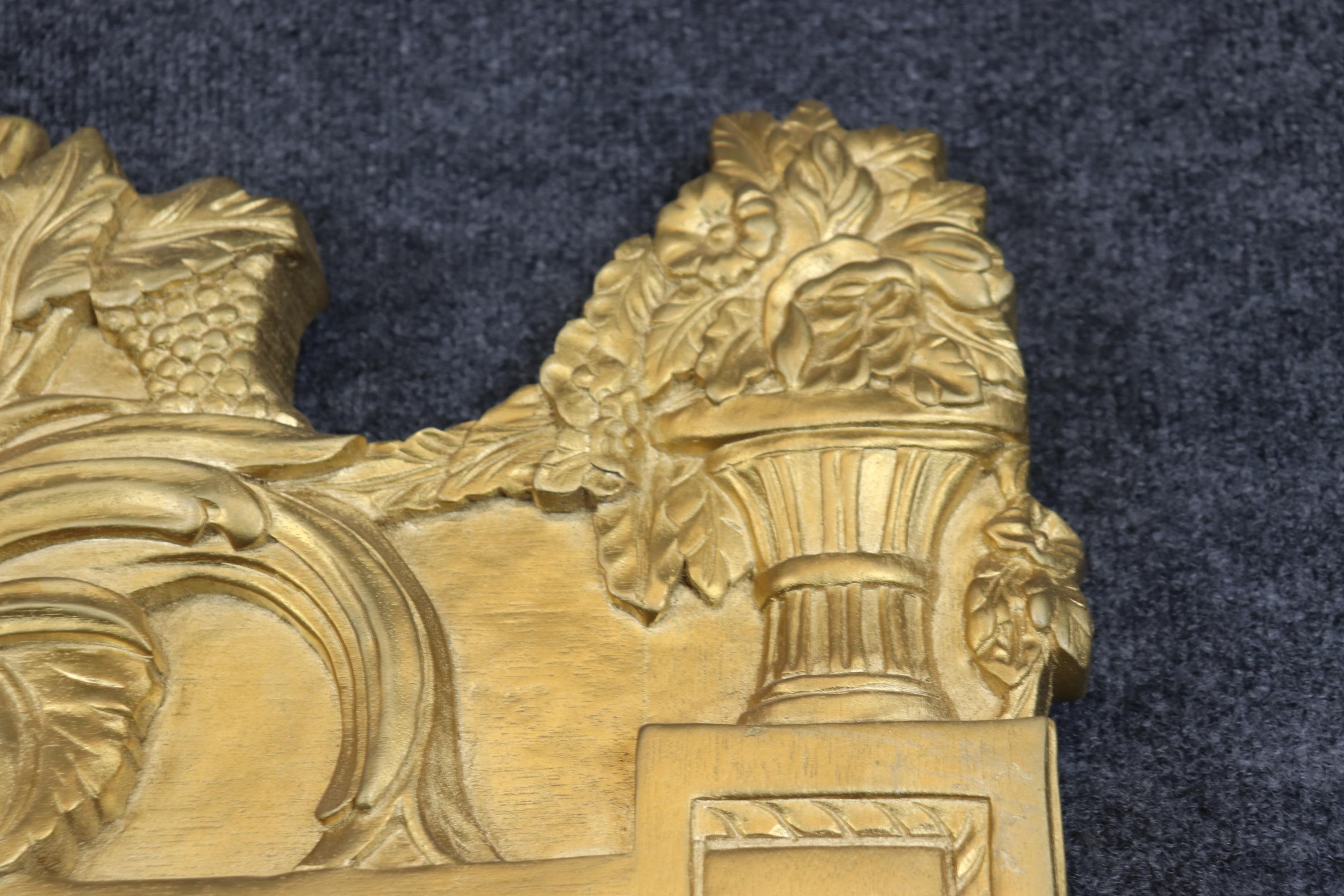 Alto e bellissimo specchio francese vittoriano dorato con fiori e uva in vendita 7