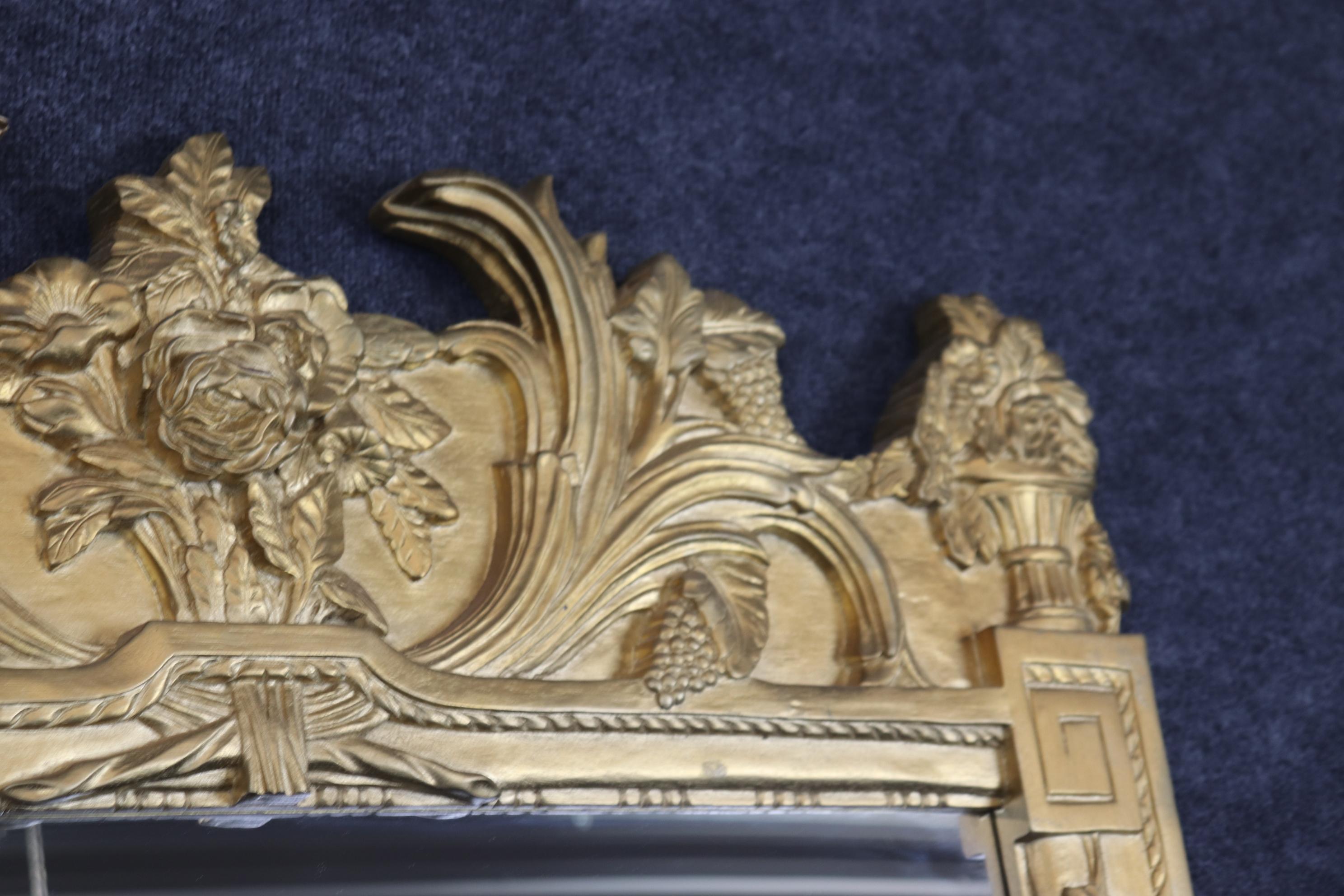 Fine XX secolo Alto e bellissimo specchio francese vittoriano dorato con fiori e uva in vendita