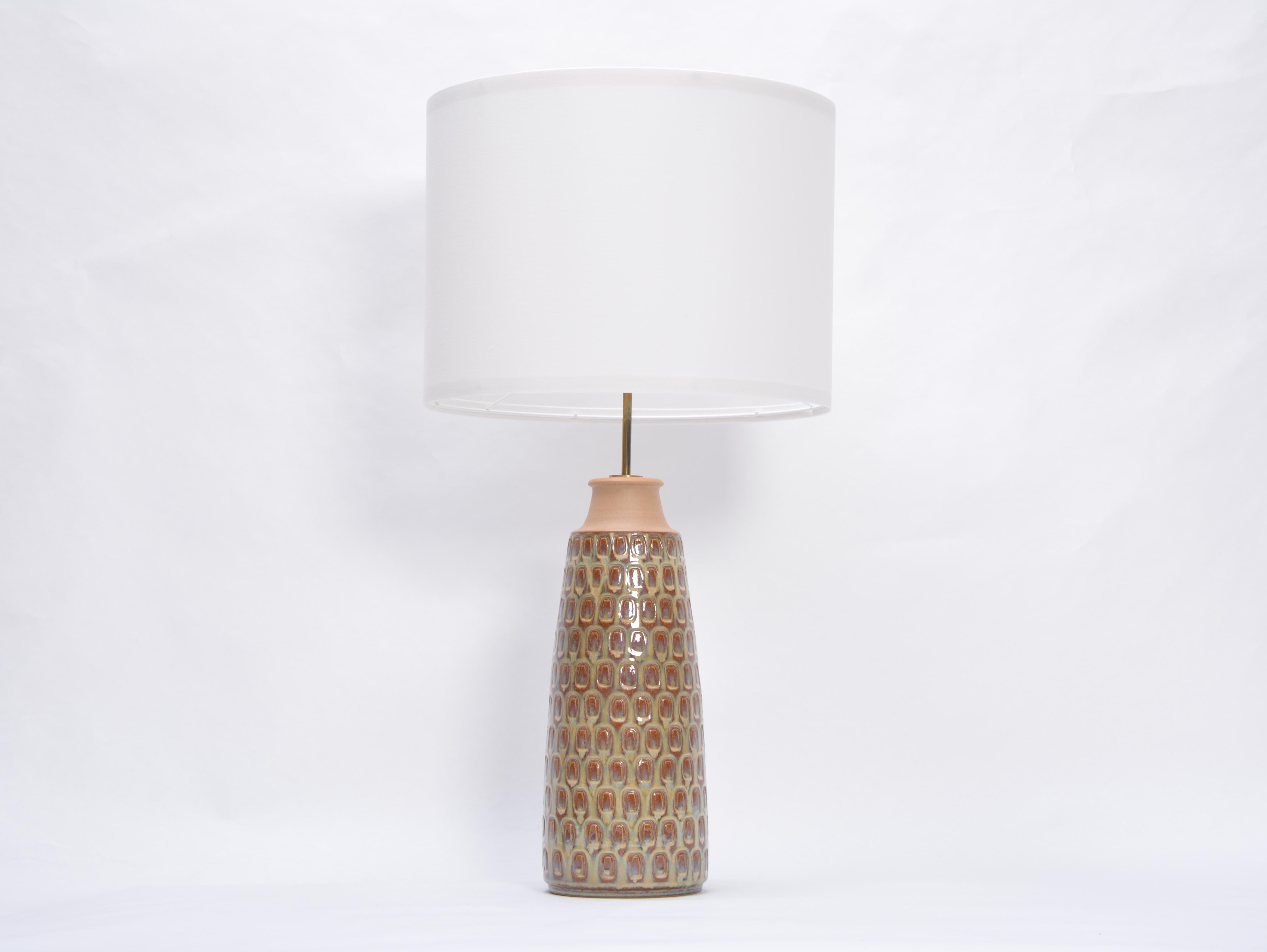 Tall Mid-Century Modern ceramic table lamp model 3017 by Einar Johansen for Soholm
This table lamp was designed by Einar Johansen and produced by Soholm Stentoj in Denmark in the 1960s. Gorgeous glazing in different shades of beige. The base