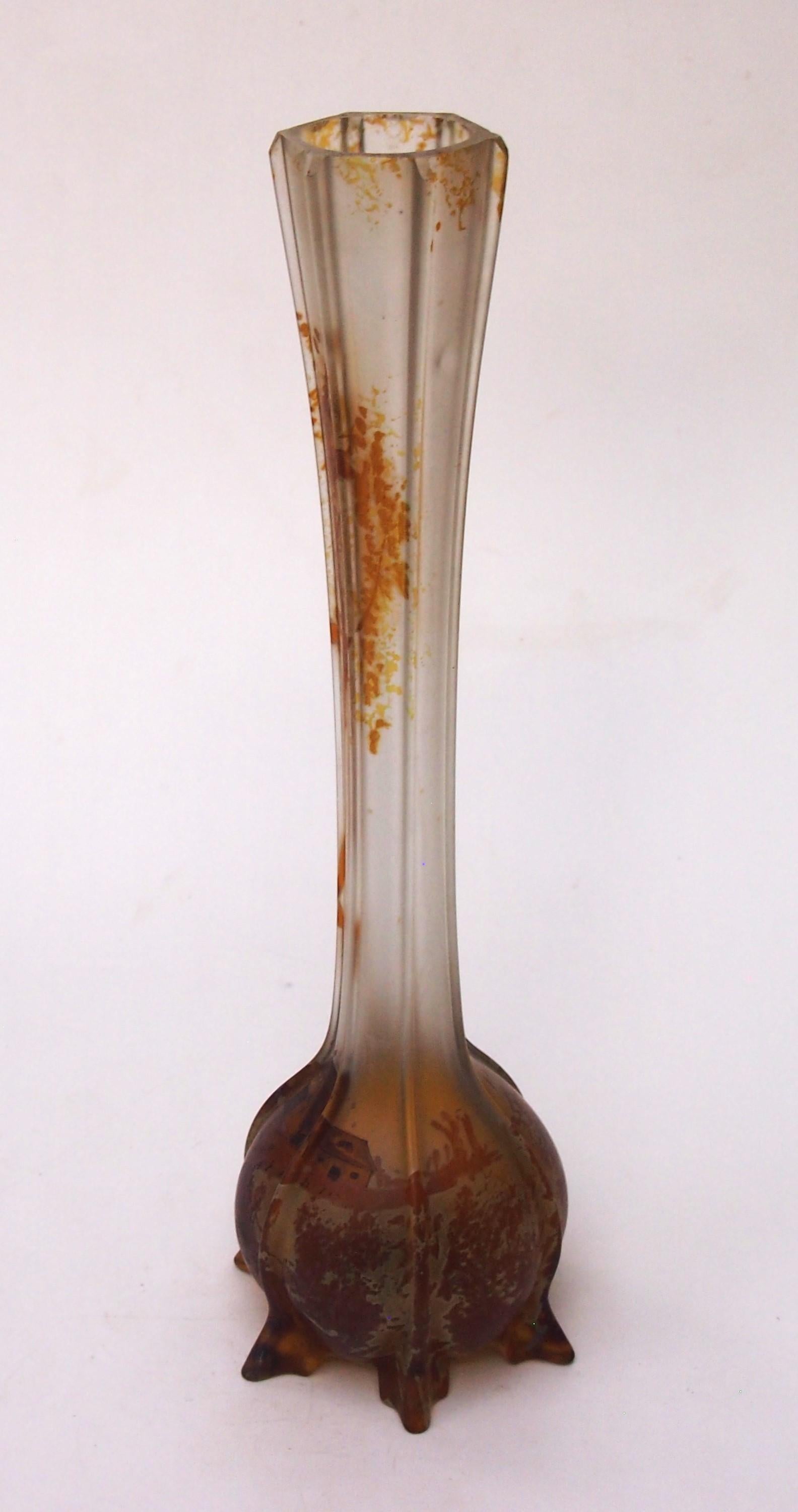 Eine schöne und auffällige Beyermann und Co  (von Haida)  hohe Vase aus verziertem Solfleur-Glas im Jugendstil - dekoriert in einer Innenschicht in Gelb- und Orangetönen mit einer rustikalen Szene mit einem Weg, der zu einem kleinen Häuschen und