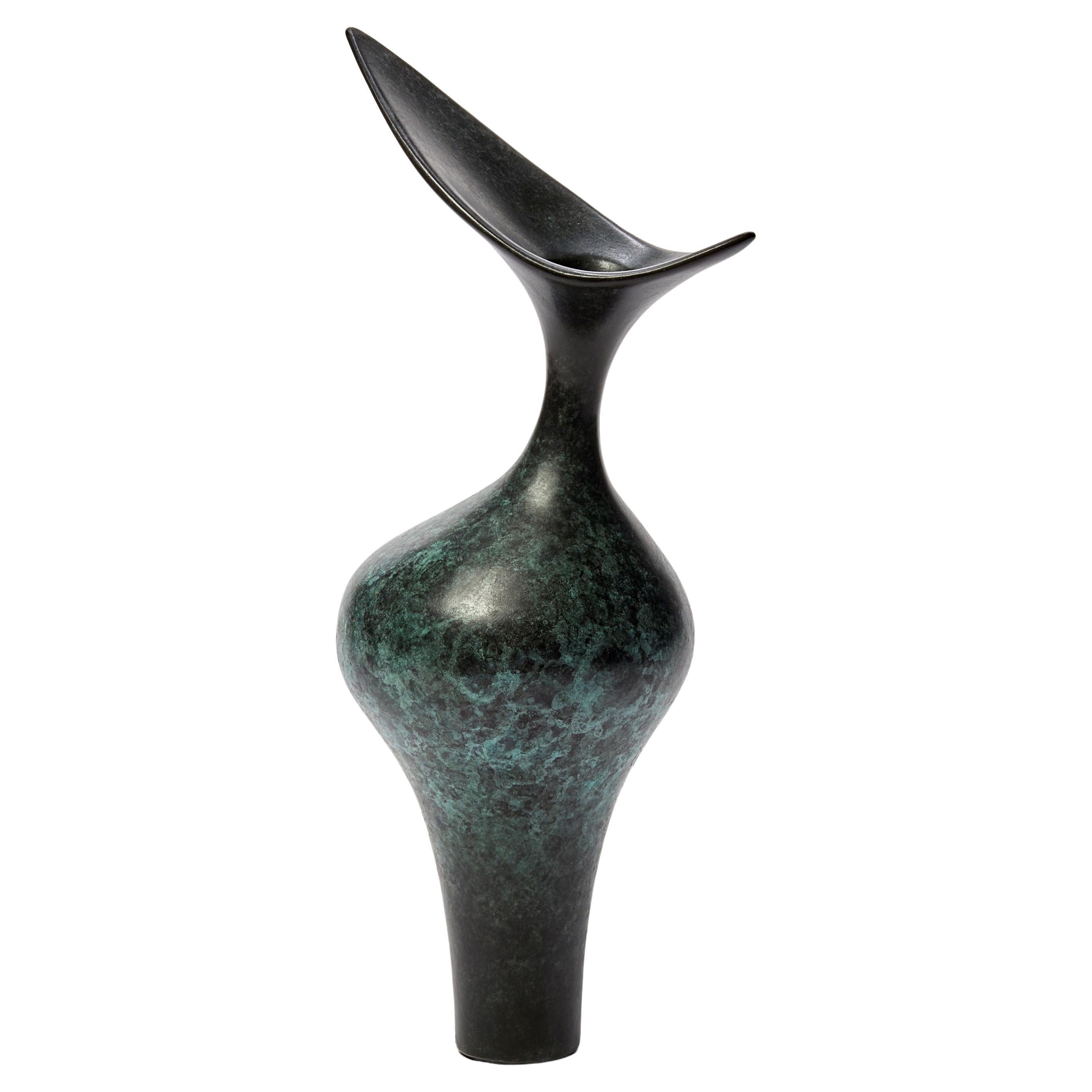 Forma de pájaro alto, escultura abstracta de bronce gris oscuro y jade de Vivienne Foley