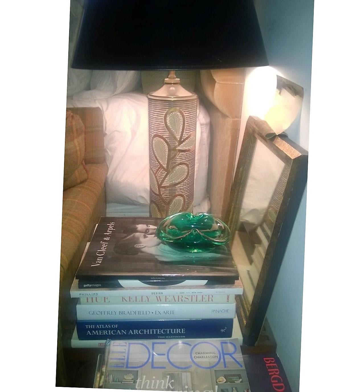 Polychromé Lampe de bureau en verre noir et or et laiton au design organique et moderne en vente
