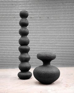 „TALL BLACK CURVY SCULPTURE 01“ von ABIGAIL OZORA SIMPSON