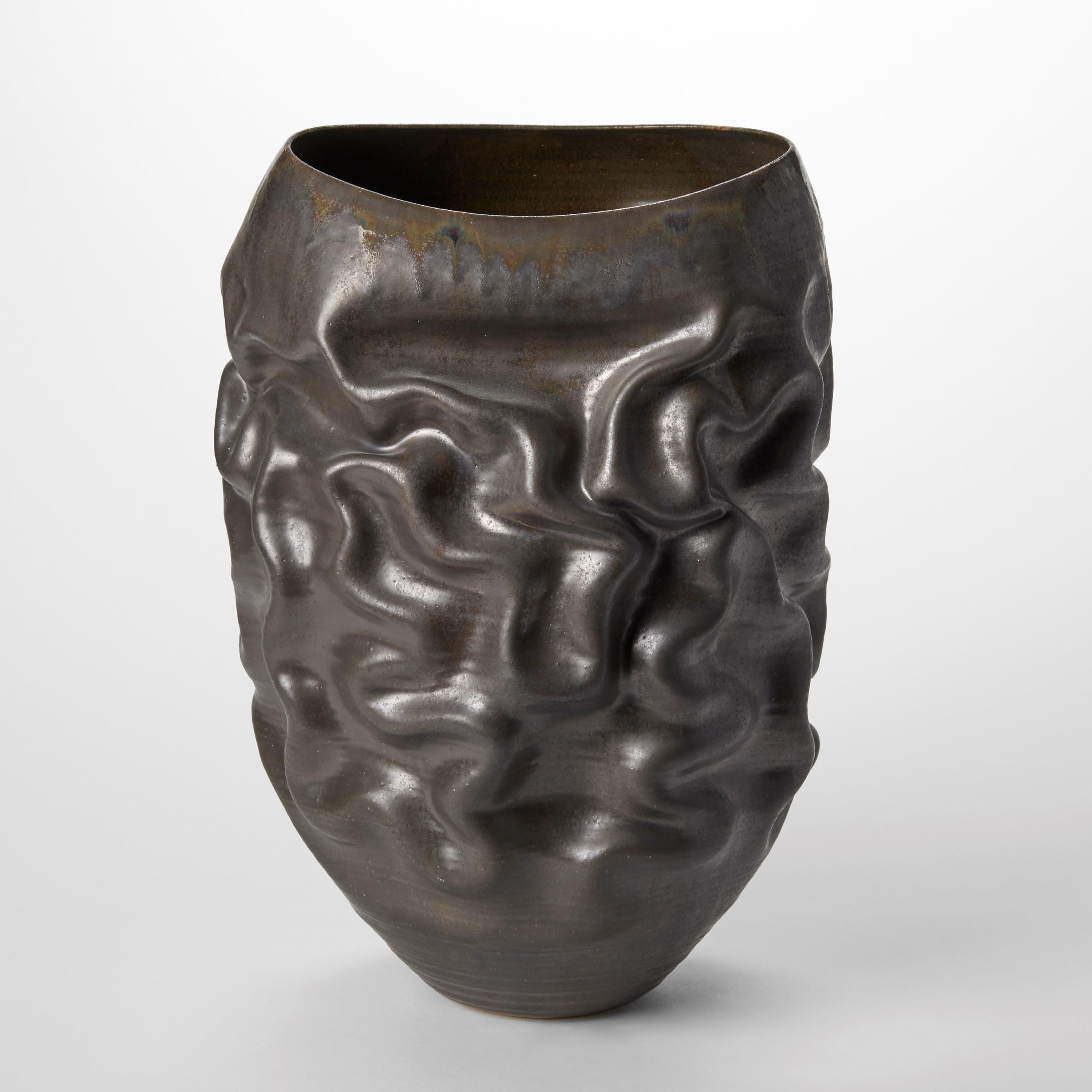 'Tall Black Dehydrated Form No 63' è un recipiente scultoreo unico dell'artista britannico Nicholas Arroyave-Portela.

La pratica professionale della ceramica di Nicholas Arroyave-Portela è iniziata nel 1994. Dopo 20 anni di permanenza a Londra, si