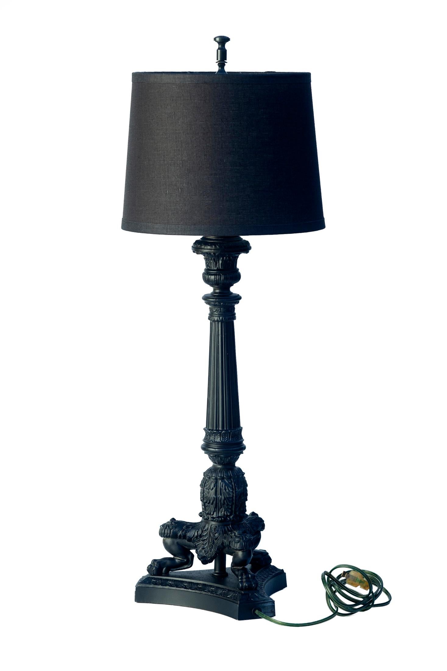Tall Black Metal Candlestick Lamp on Tripod Base/ Black RH Linen Drum Shade en Bueno estado para la venta en Malibu, CA