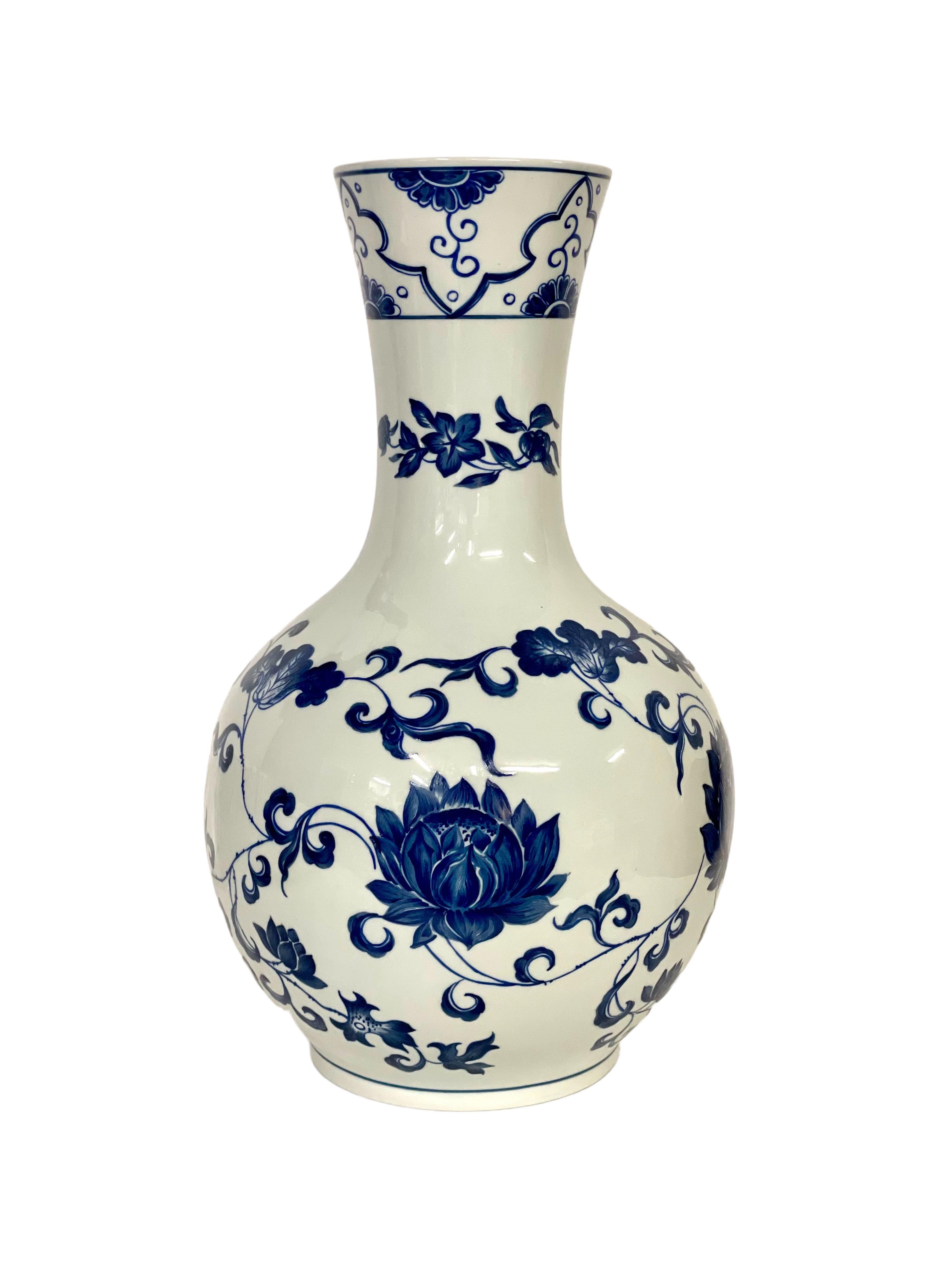 Diese wundervoll statuenhafte Vase aus Pariser Porzellan des späten 19. Jahrhunderts ist innen und außen vollständig glasiert und mit einem handgemalten Muster aus blauen Blüten vor weißem Hintergrund verziert. Diese schlichte, aber elegante Vase