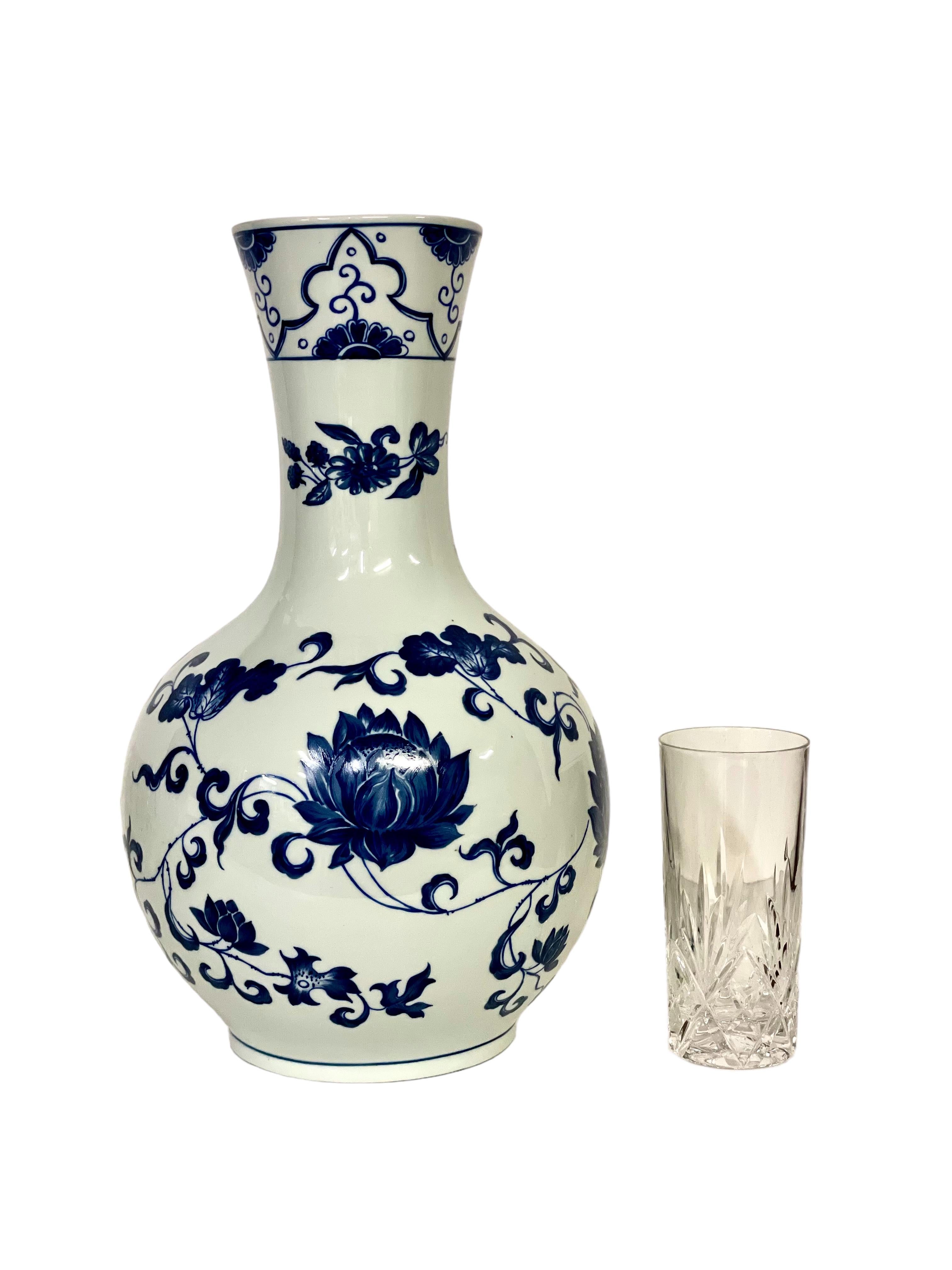 Français Grand vase en porcelaine de Paris bleu et blanc du XIXe siècle en vente