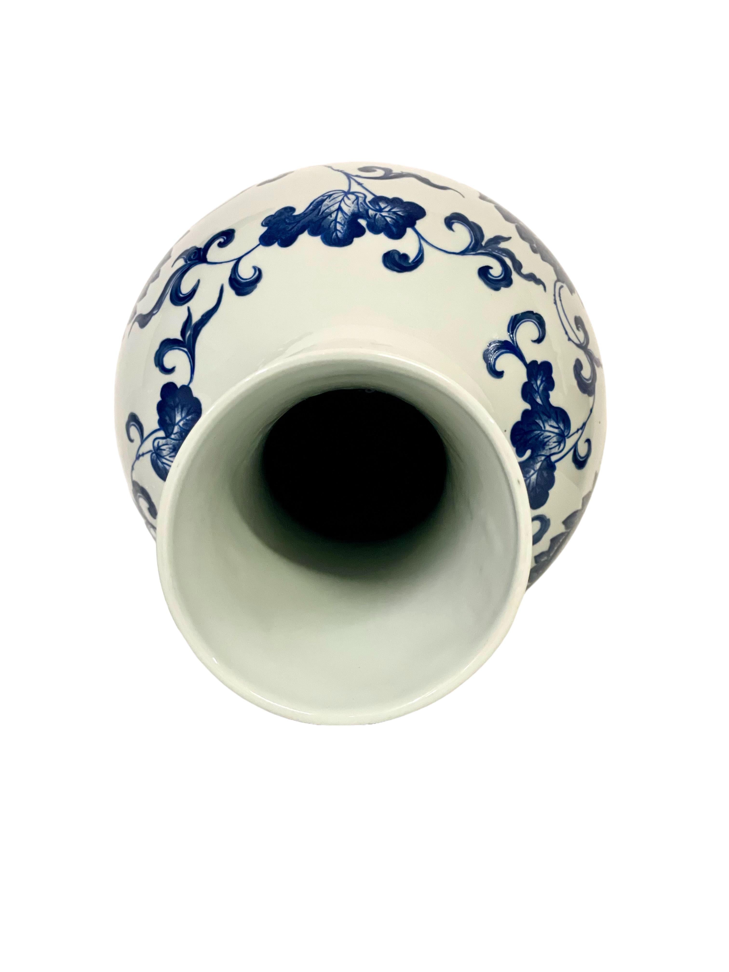 19th Century Tall Blue and White Paris Porcelain Vase For Sale 2