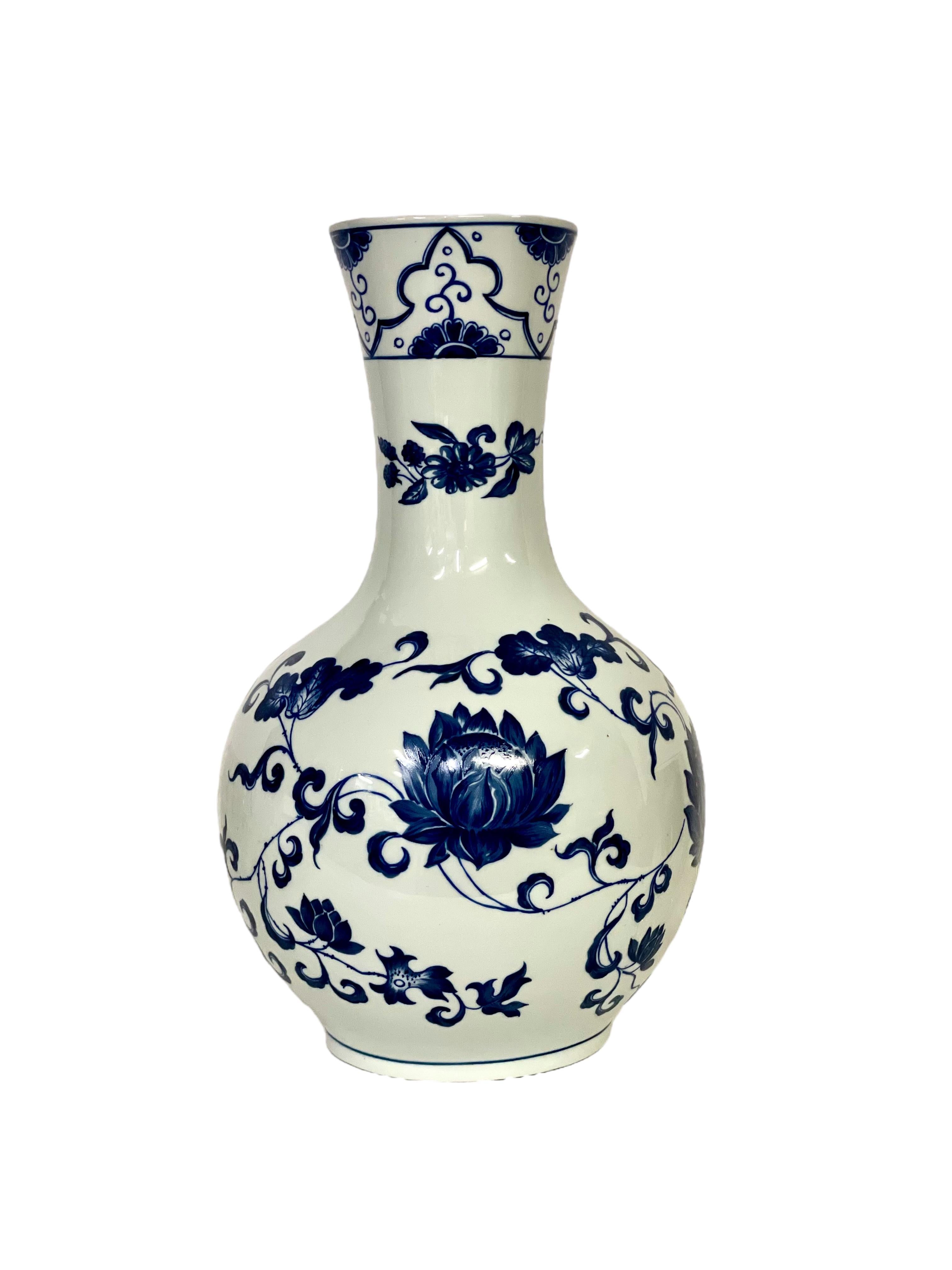 Grand vase en porcelaine de Paris bleu et blanc du XIXe siècle en vente 2