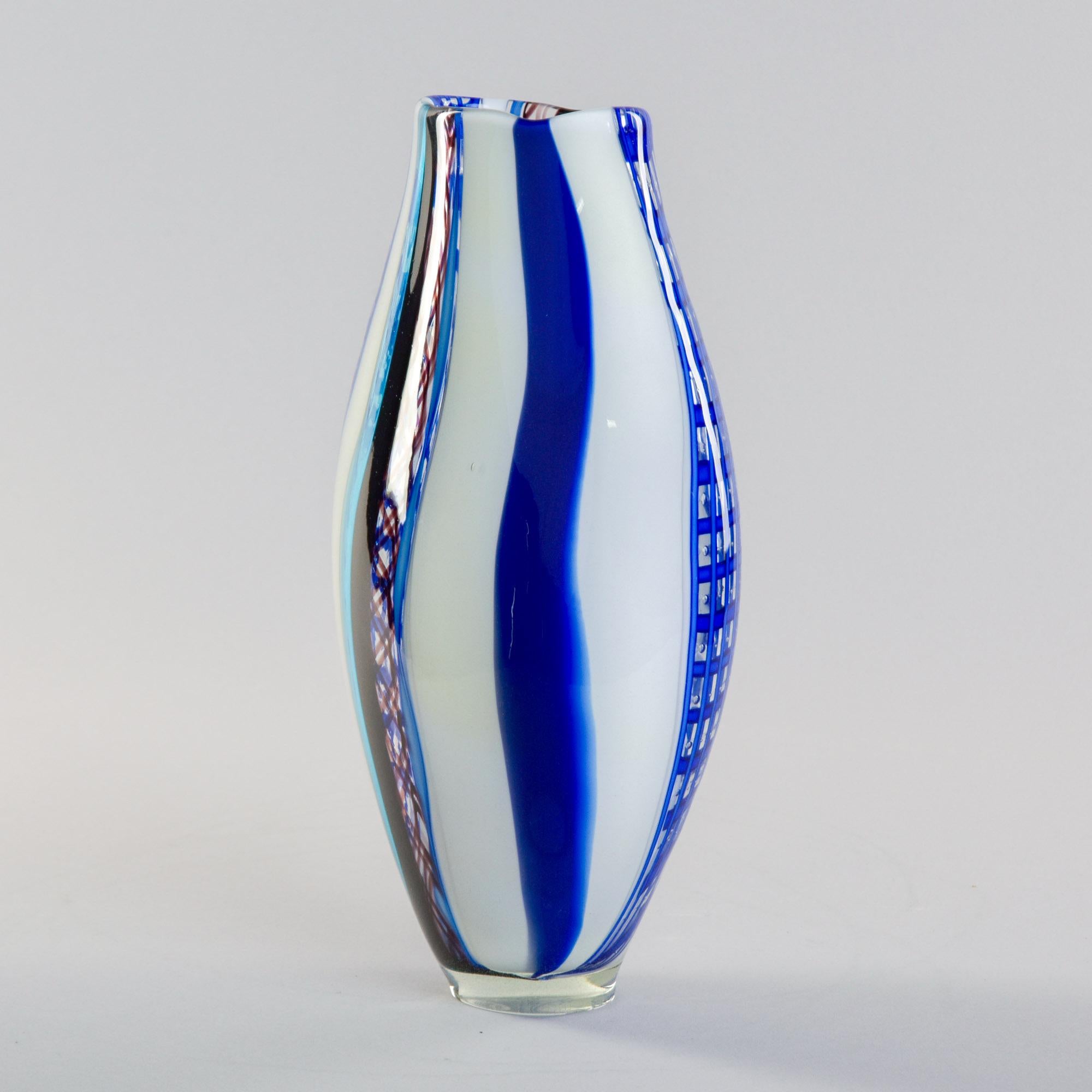 Italiano Vaso alto in vetro di Murano blu e bianco firmato Fabiano Zanchi in vendita