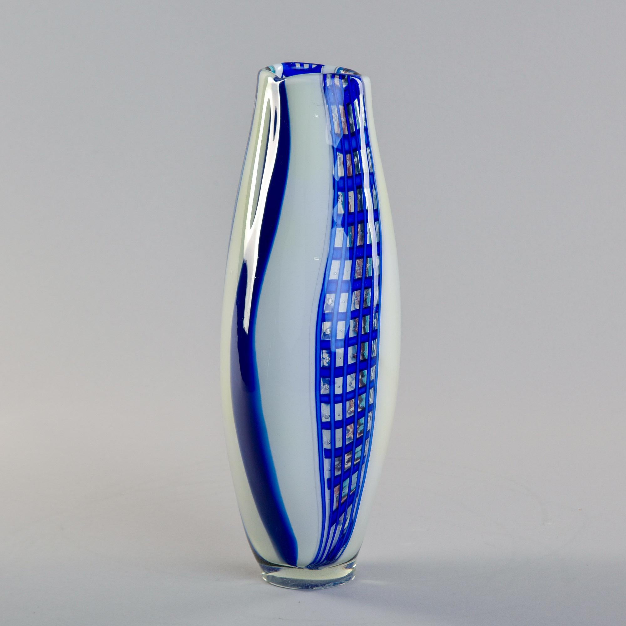 Vaso alto in vetro di Murano blu e bianco firmato Fabiano Zanchi In condizioni buone in vendita a Troy, MI
