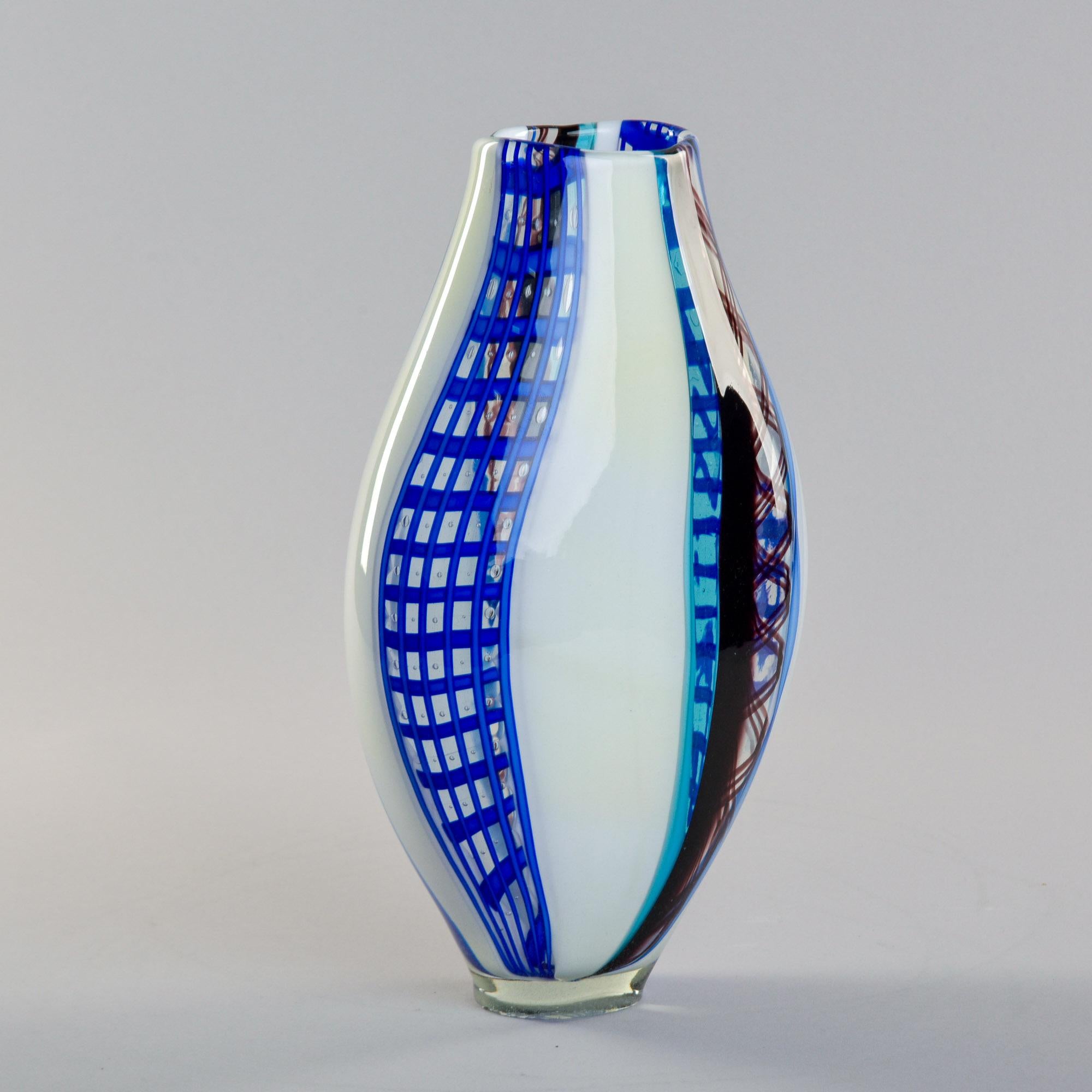 XXI secolo e contemporaneo Vaso alto in vetro di Murano blu e bianco firmato Fabiano Zanchi in vendita