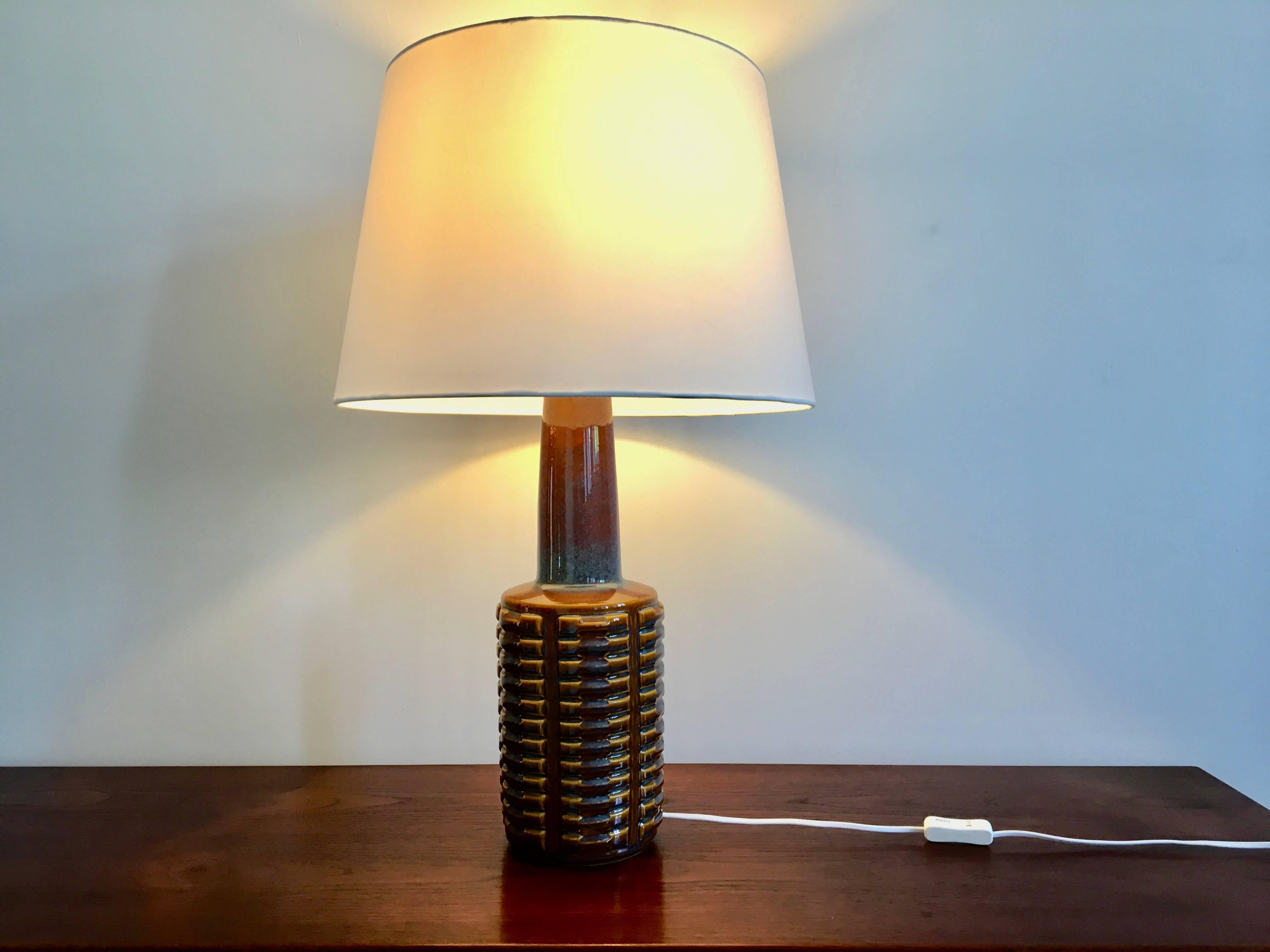 This ceramic table lamp was designed by Einar Johansen and produced by Soholm Stentoj in Denmark in the 1960s. The lamp has been rewired with switch and a European plug.