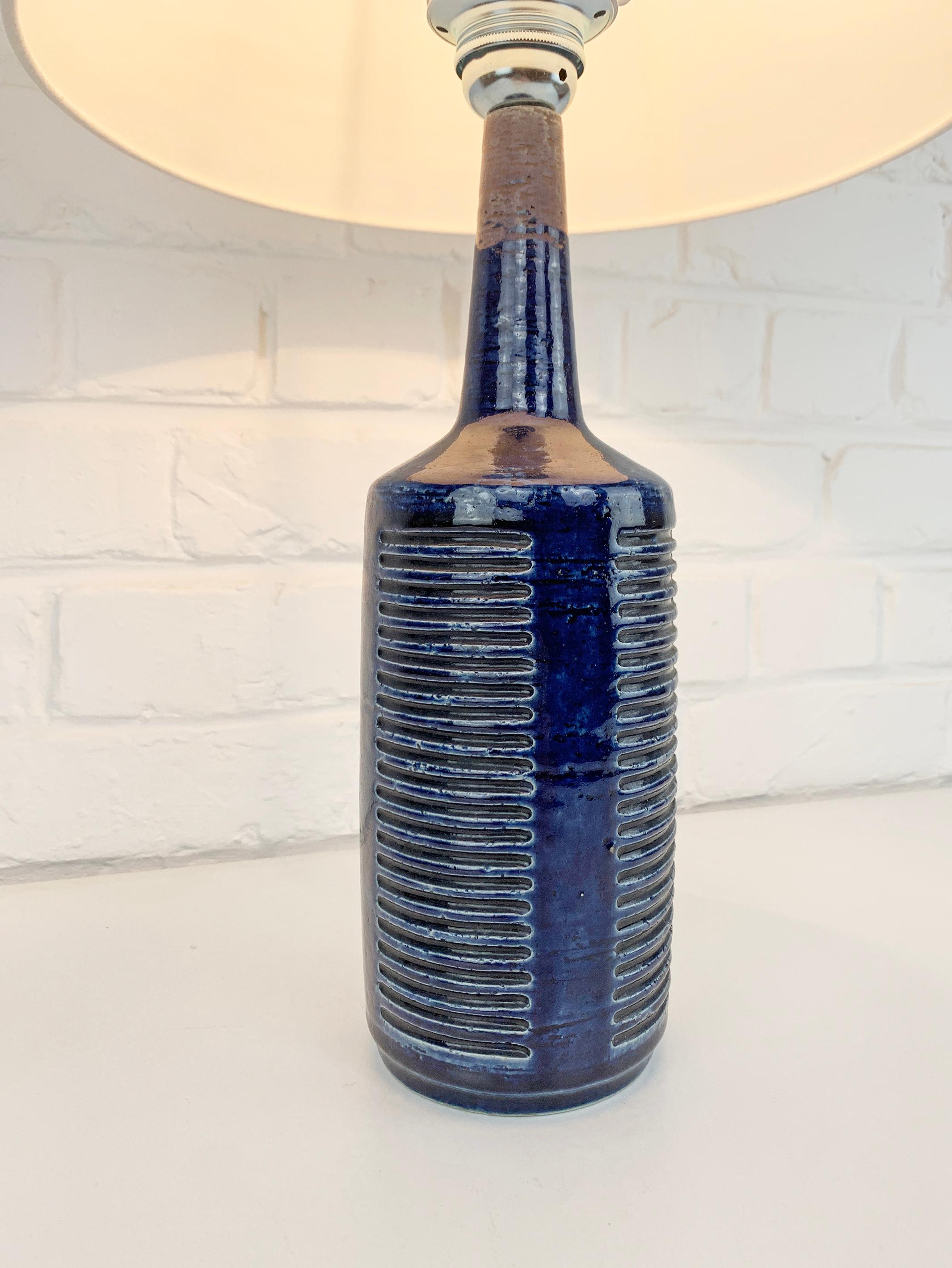 Danois Grande lampe de table en céramique bleue de Palshus Denmark par Per & Annelise Linnemann-Schmidt en vente