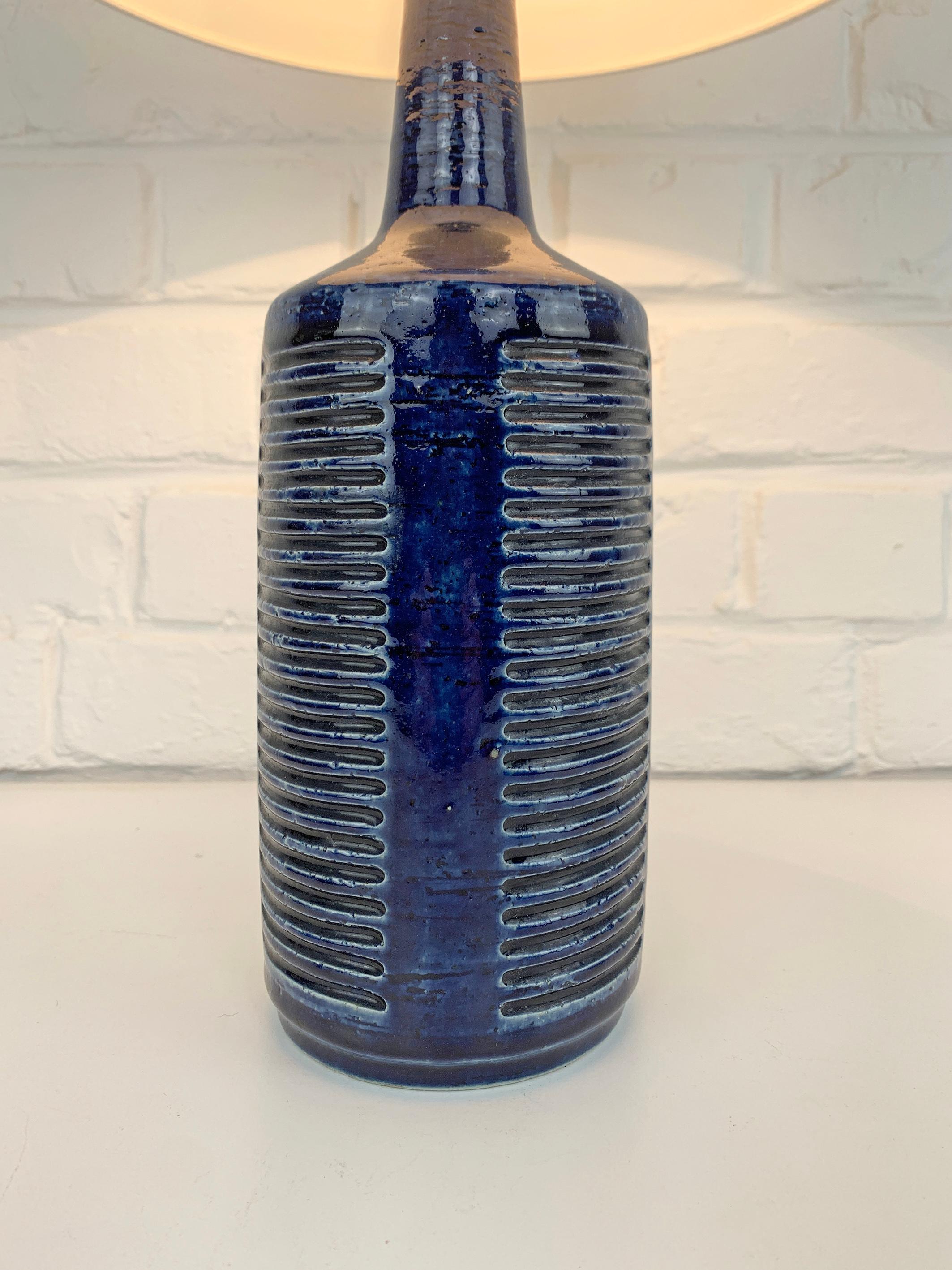 Vernissé Grande lampe de table en céramique bleue de Palshus Denmark par Per & Annelise Linnemann-Schmidt en vente