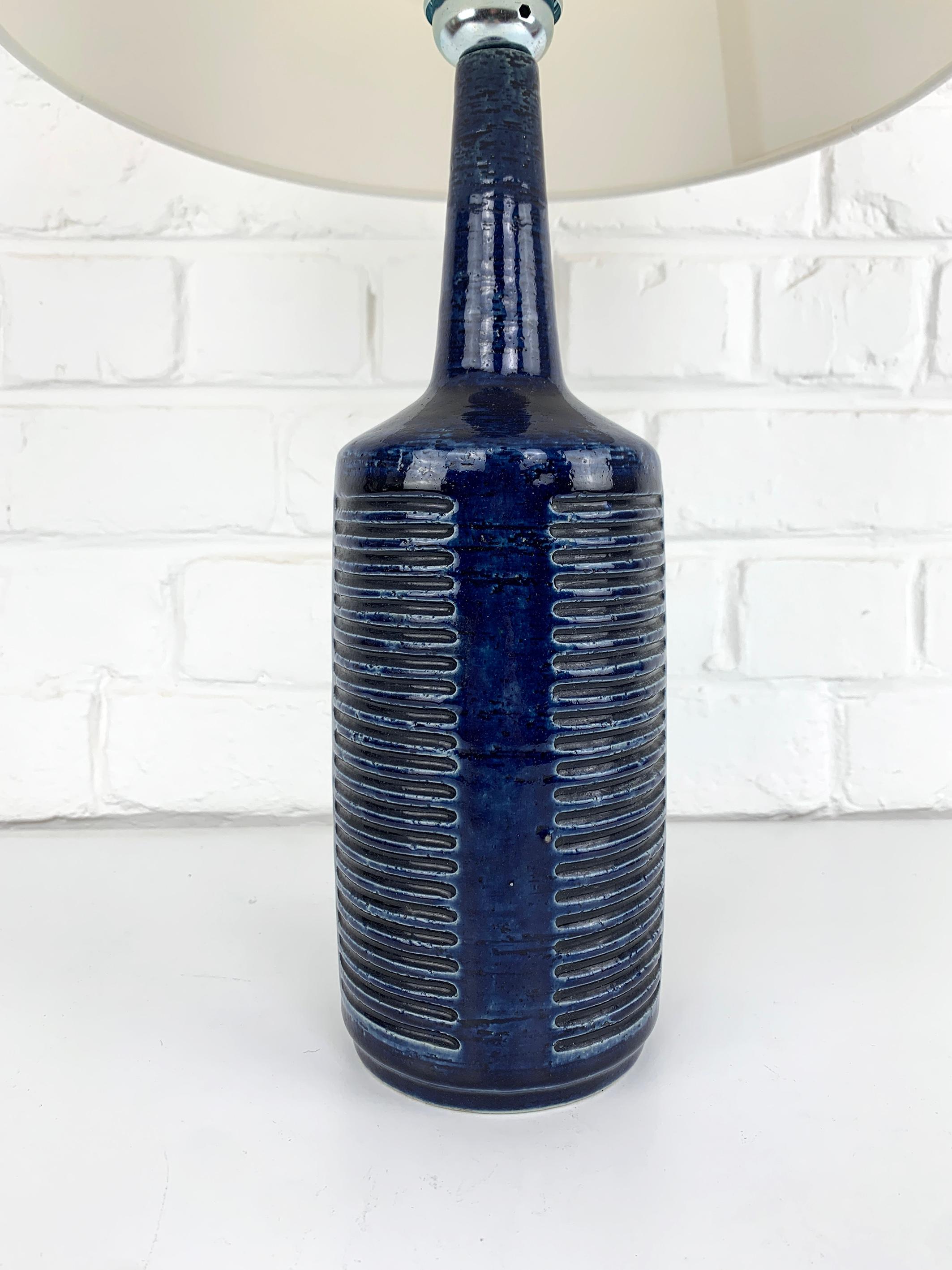20ième siècle Grande lampe de table en céramique bleue de Palshus Denmark par Per & Annelise Linnemann-Schmidt en vente
