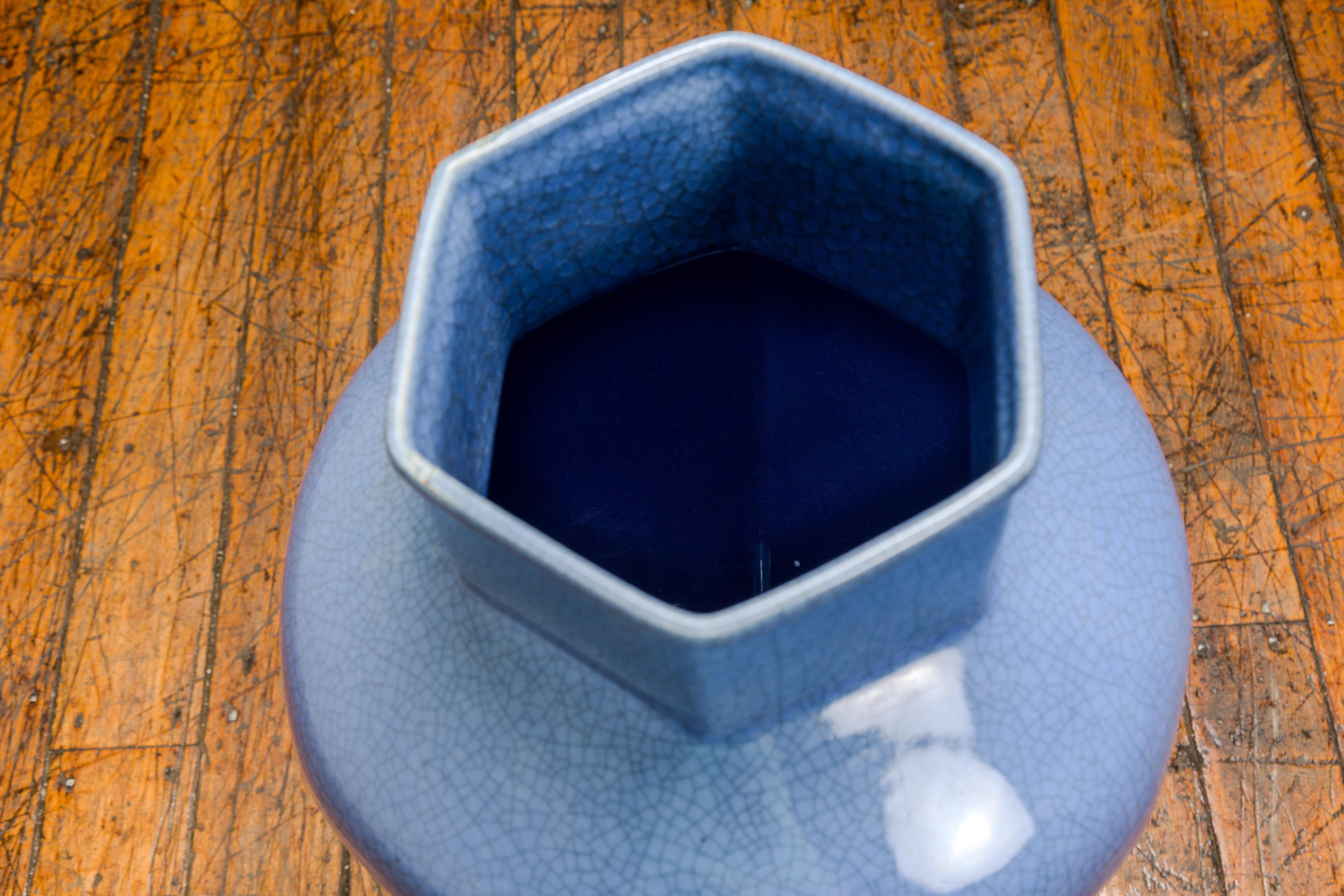 Grand vase hexagonal avec couvercle à glaçure bleue, finition craquelée, vintage en vente 4