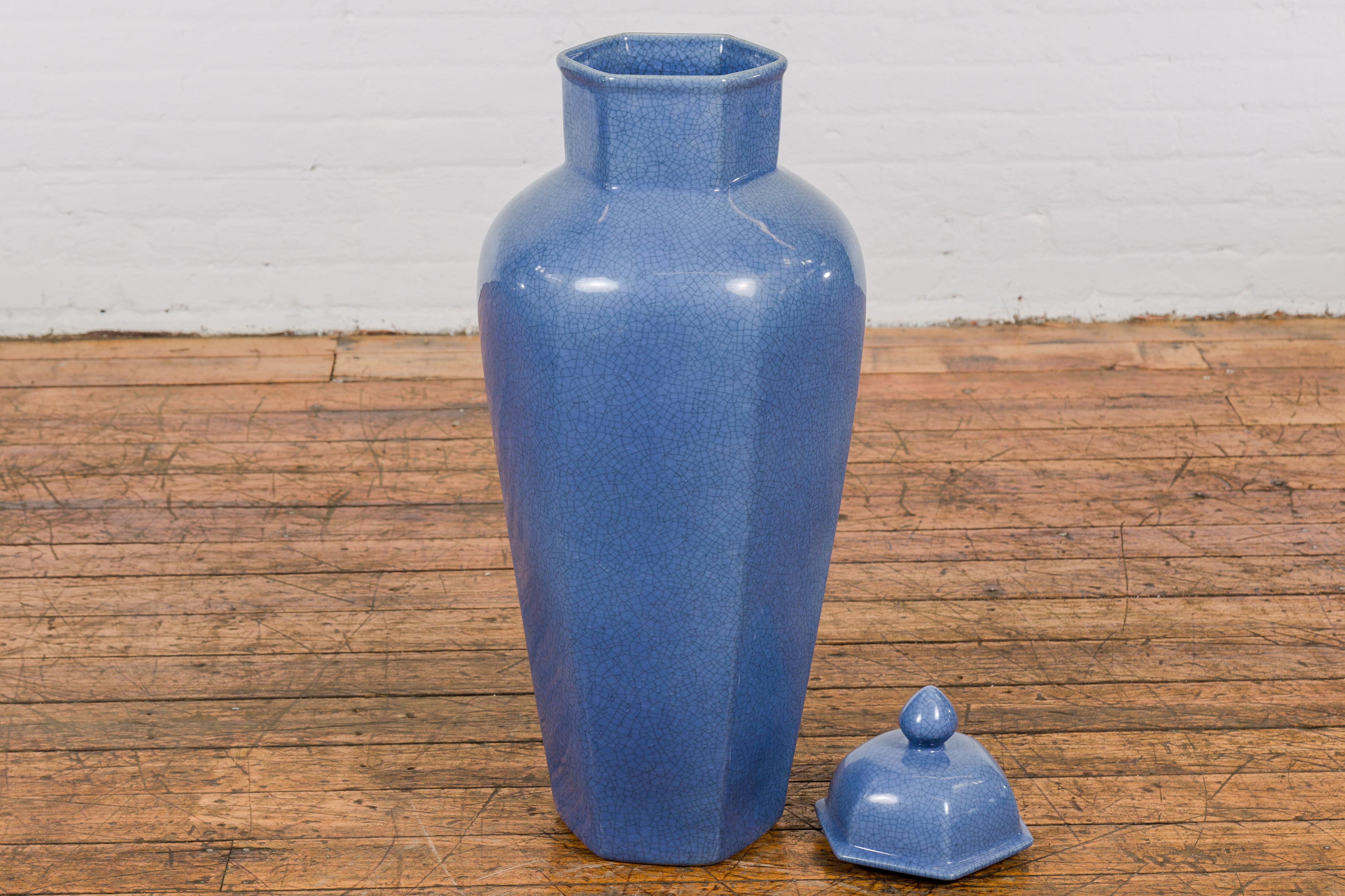 Grand vase hexagonal avec couvercle à glaçure bleue, finition craquelée, vintage en vente 5