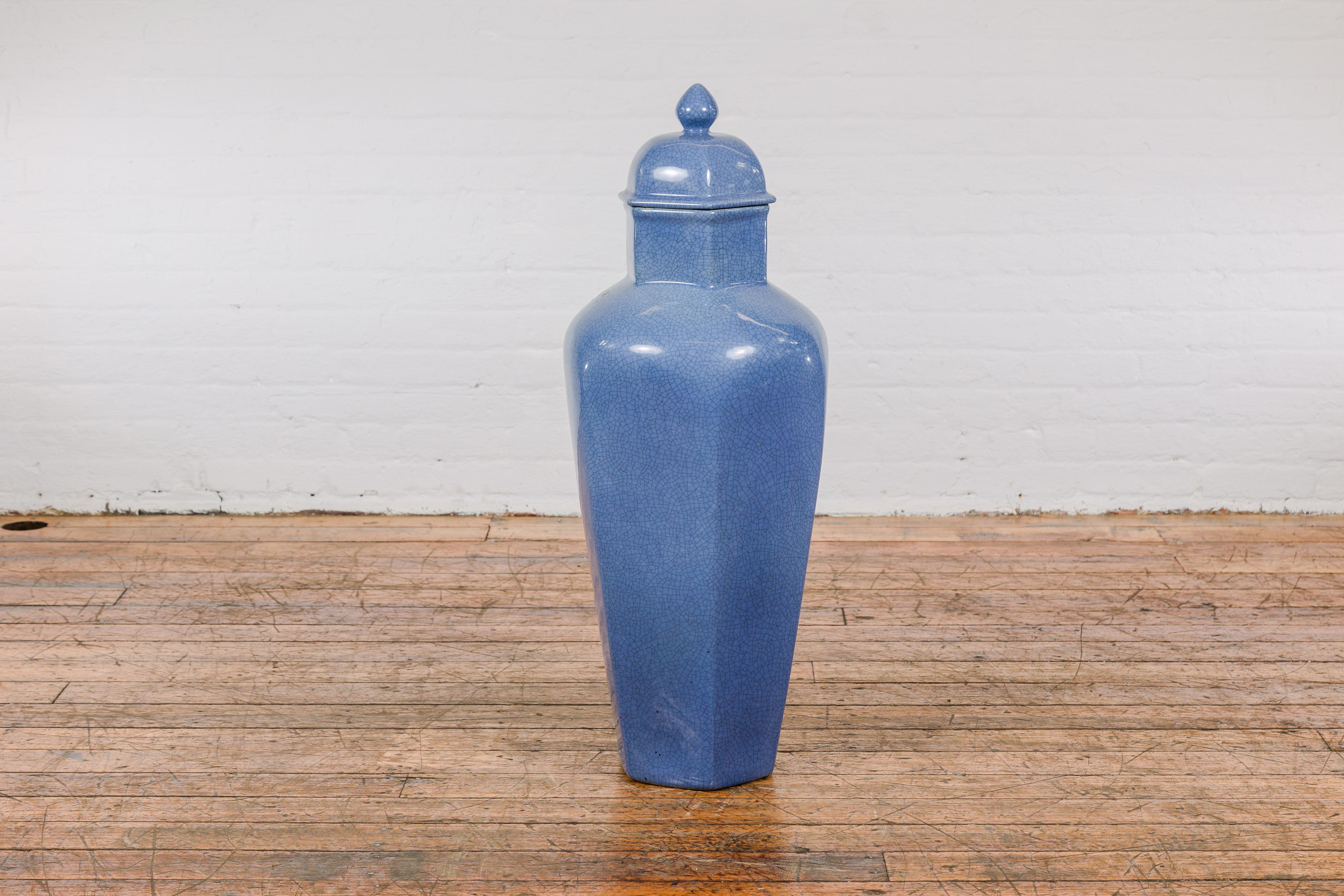 Grand vase hexagonal avec couvercle à glaçure bleue, finition craquelée, vintage en vente 6