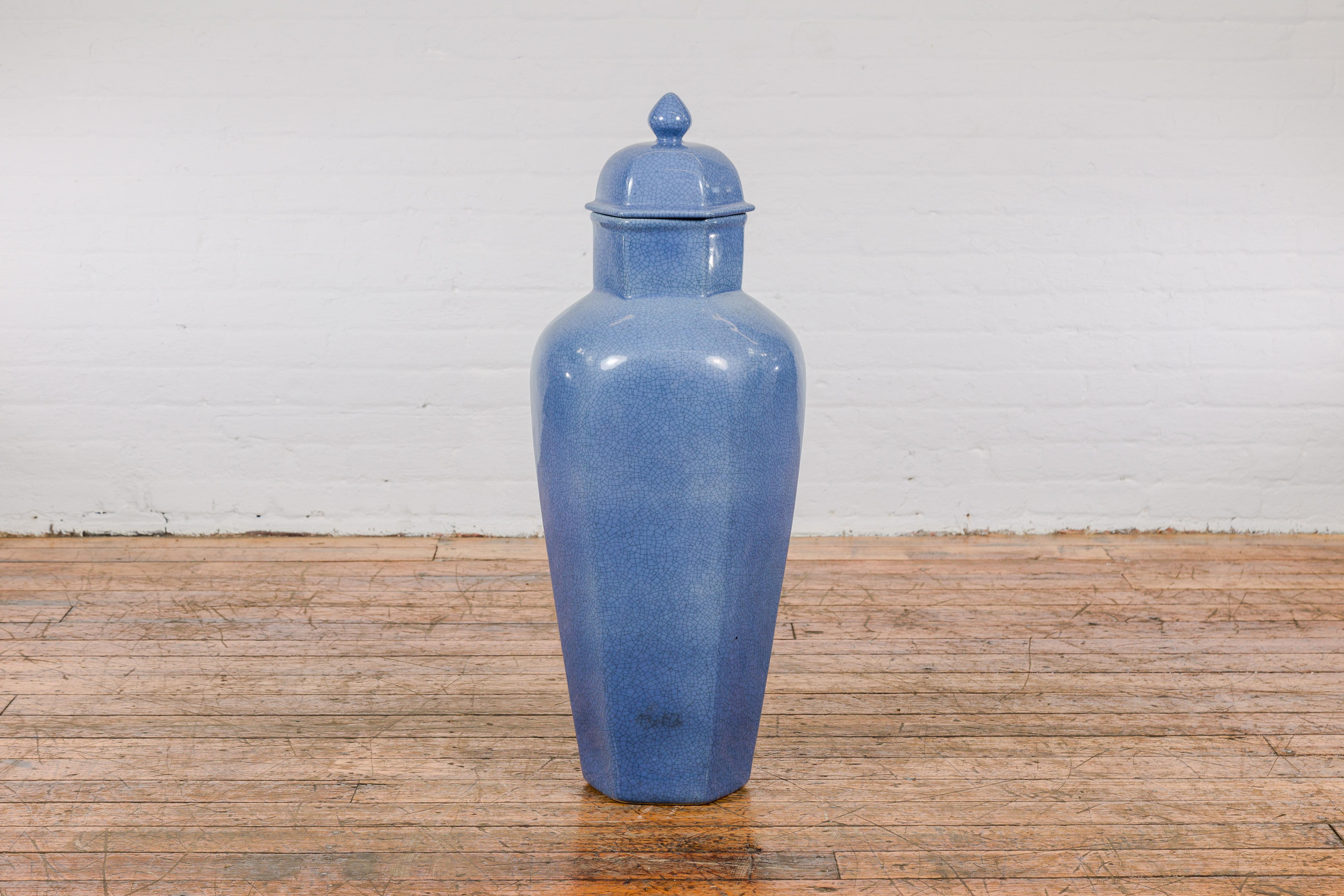 Grand vase hexagonal avec couvercle à glaçure bleue, finition craquelée, vintage en vente 8