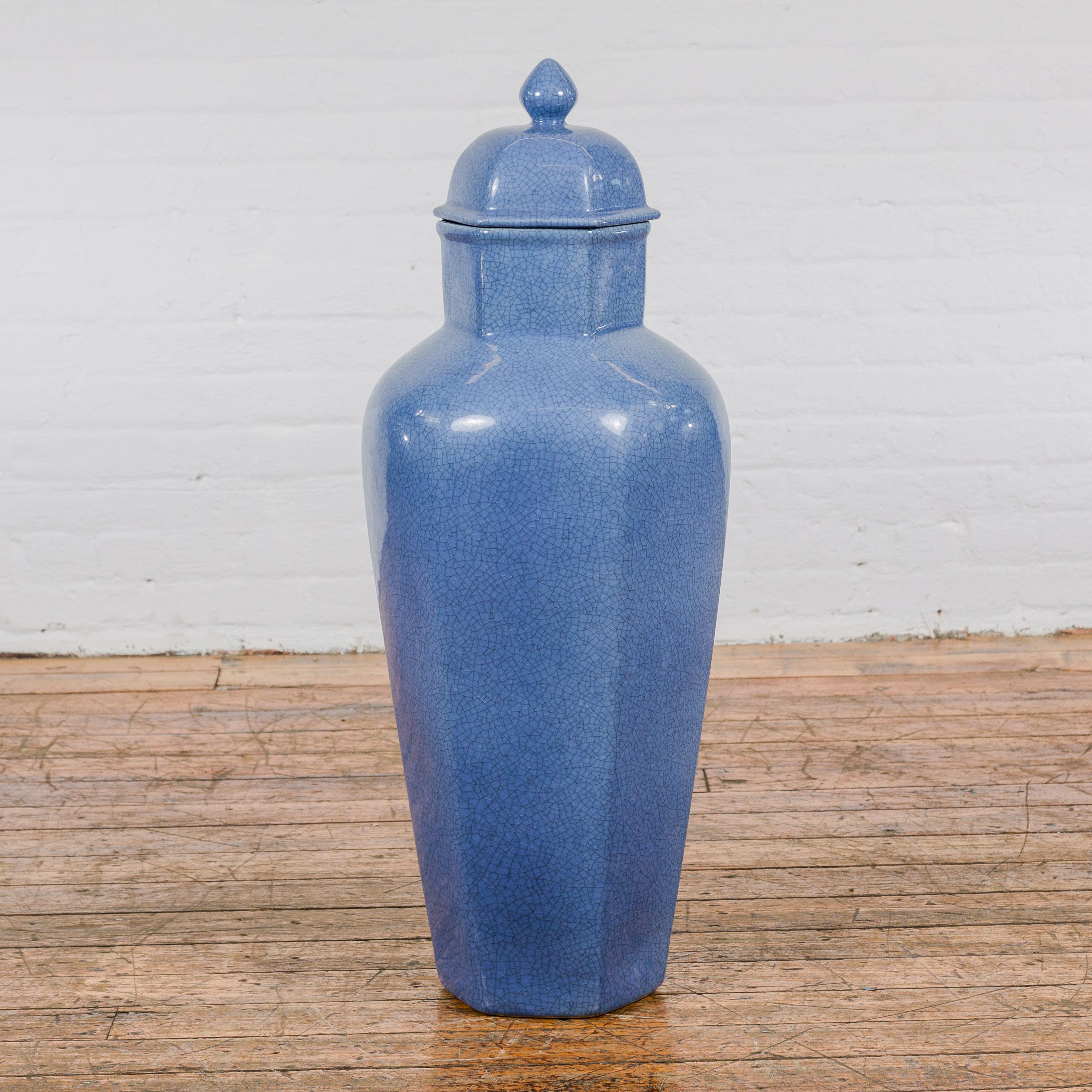 Chinois Grand vase hexagonal avec couvercle à glaçure bleue, finition craquelée, vintage en vente