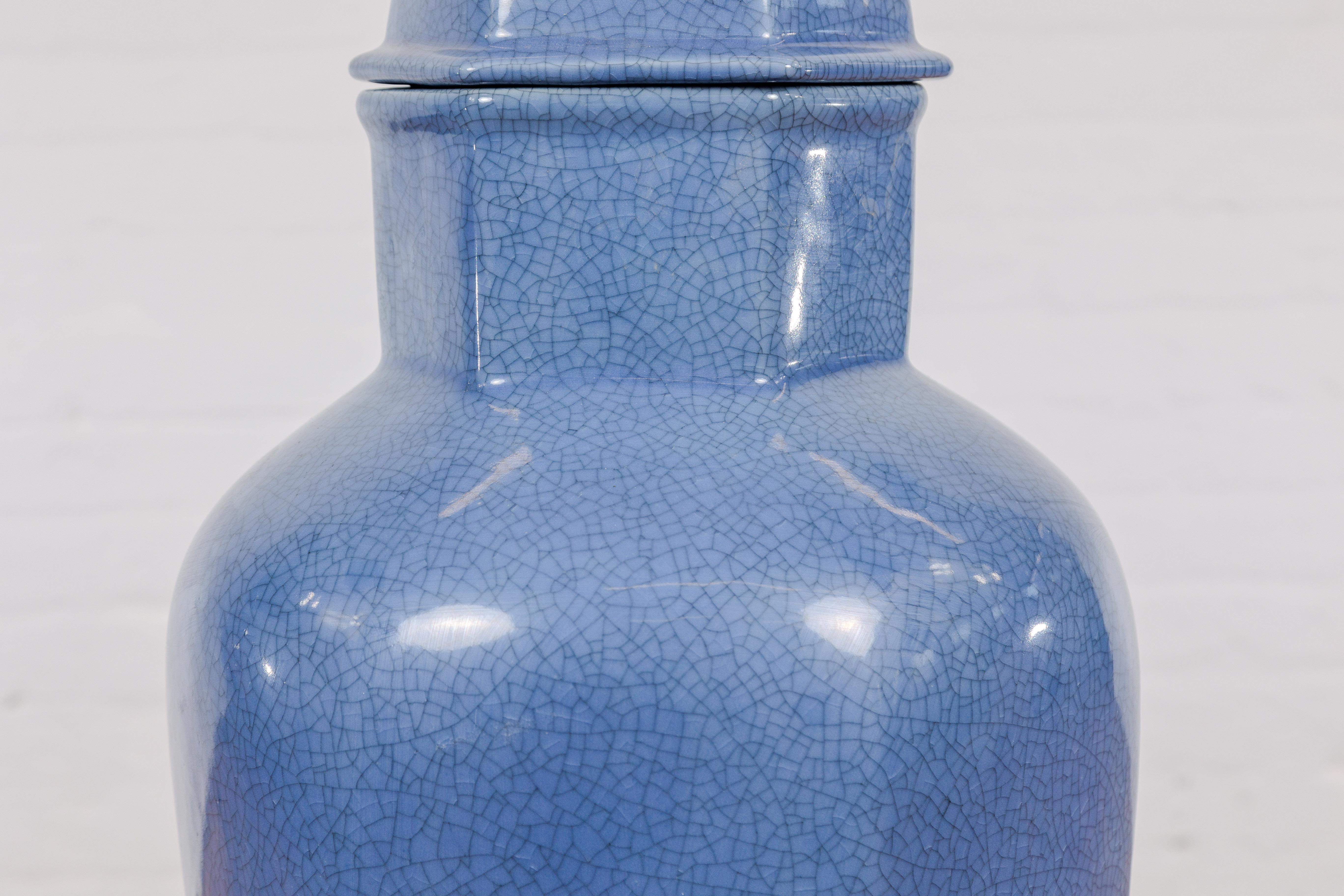 20ième siècle Grand vase hexagonal avec couvercle à glaçure bleue, finition craquelée, vintage en vente