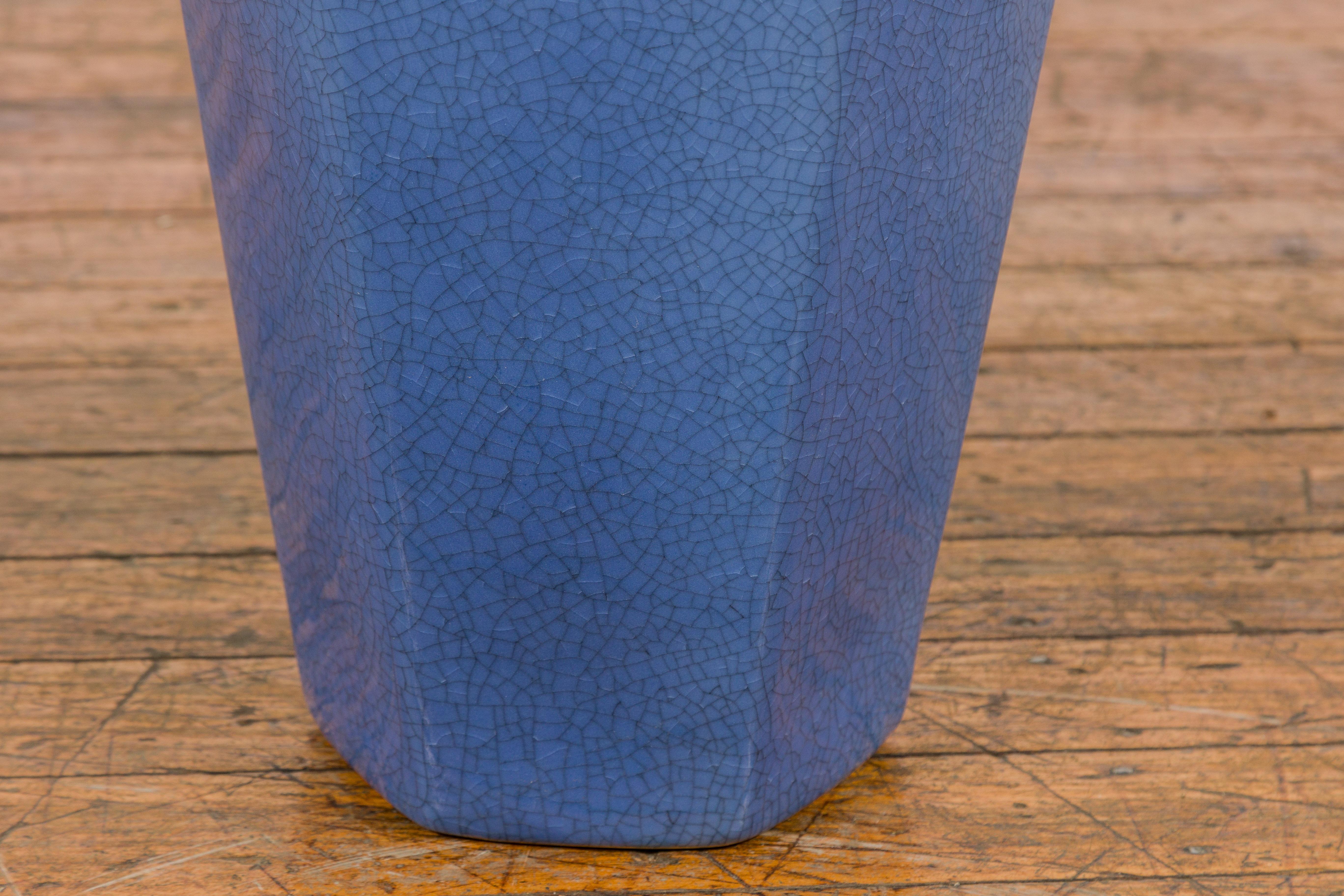 Grand vase hexagonal avec couvercle à glaçure bleue, finition craquelée, vintage en vente 1