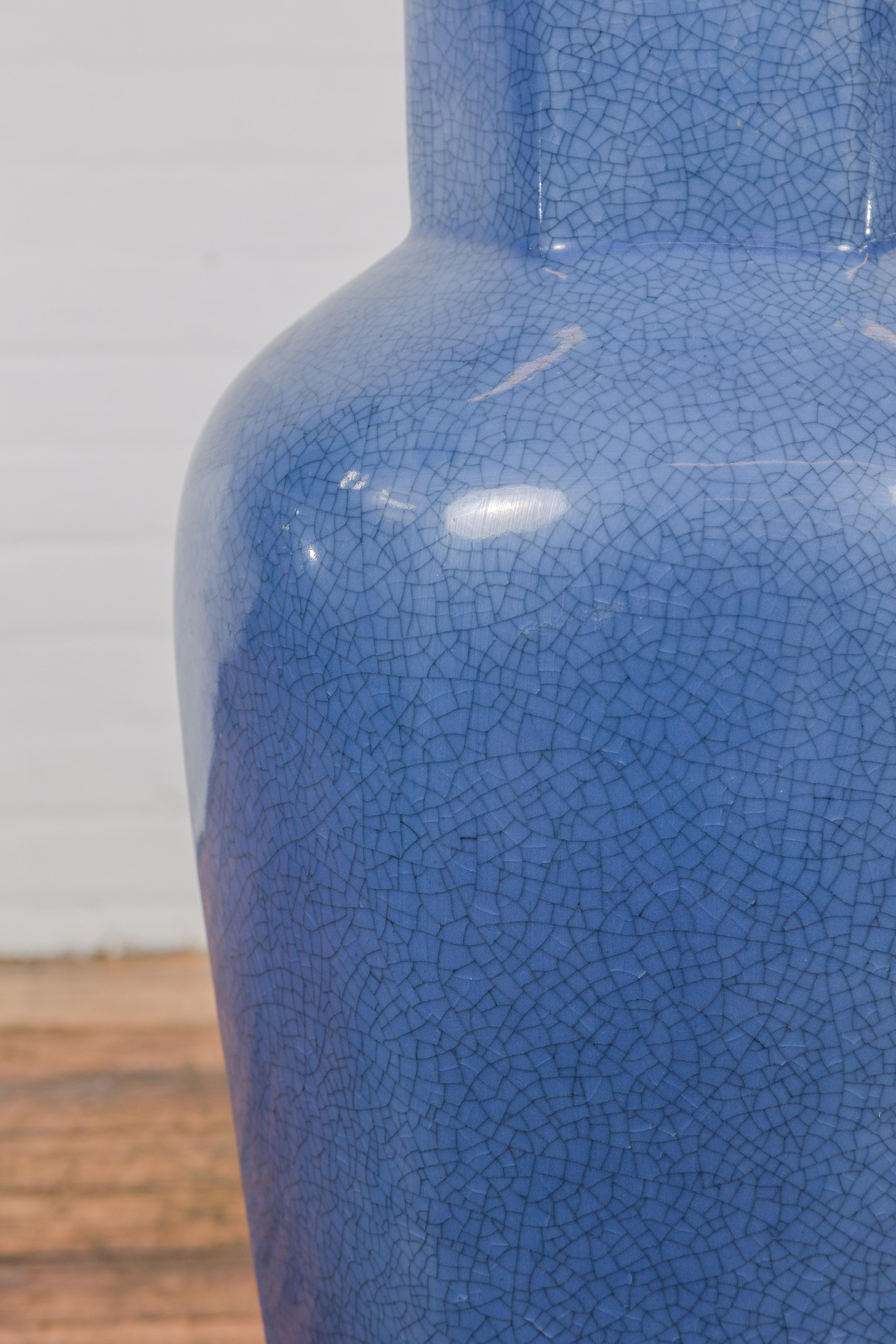 Grand vase hexagonal avec couvercle à glaçure bleue, finition craquelée, vintage en vente 2