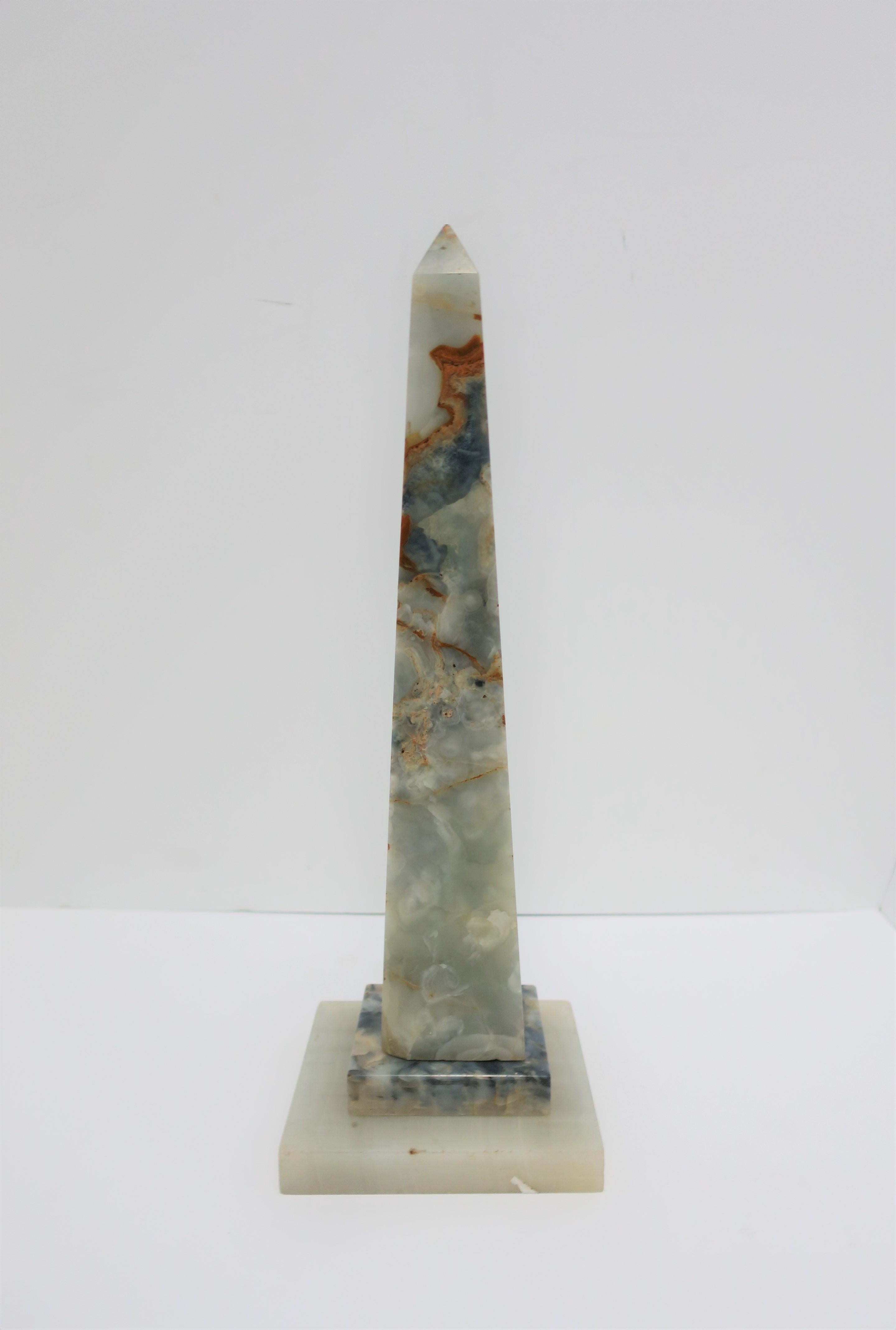 Großer moderner Obelisk aus blauem und weißem Onyx (Moderne)