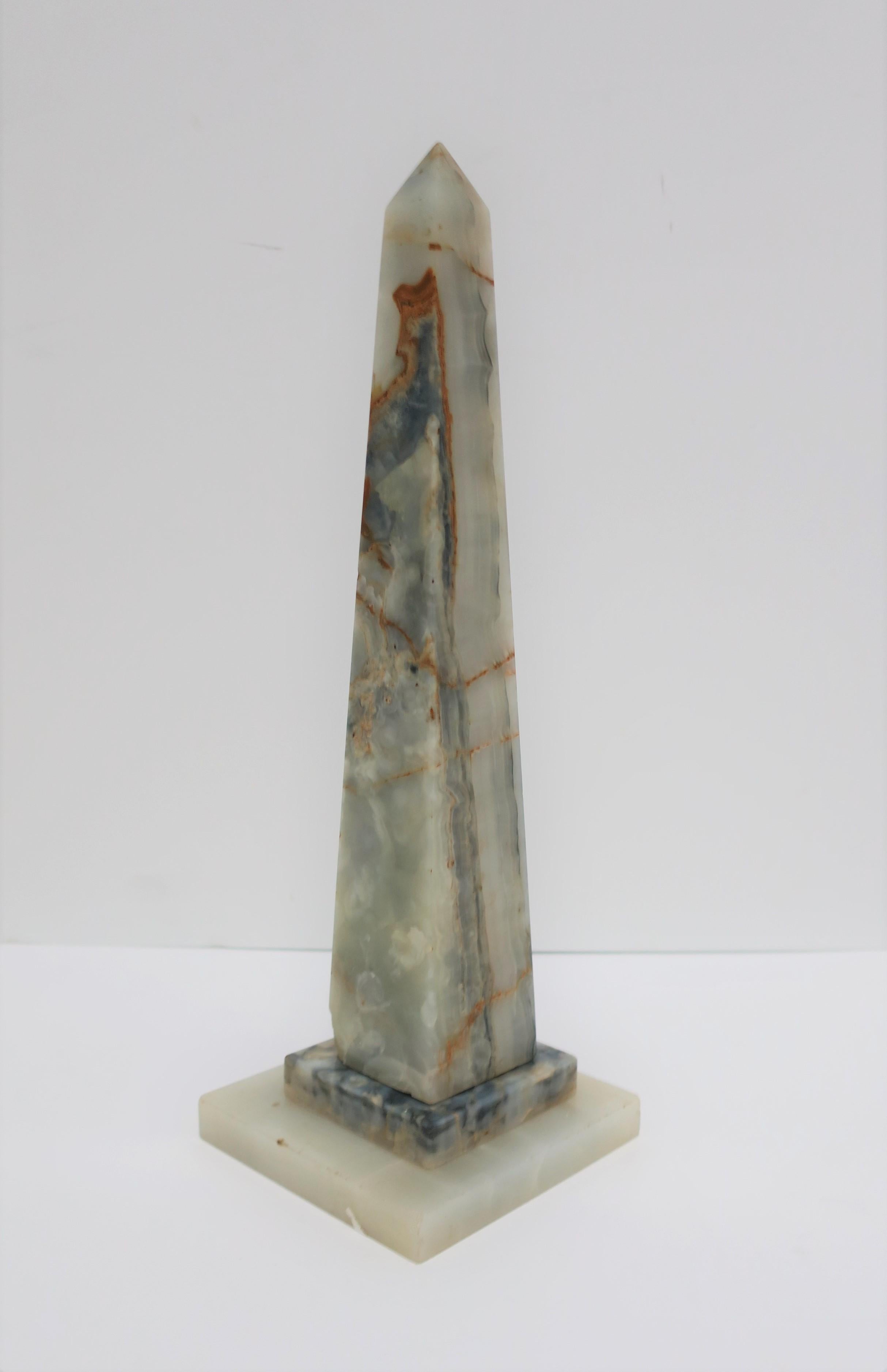 Großer moderner Obelisk aus blauem und weißem Onyx (20. Jahrhundert)