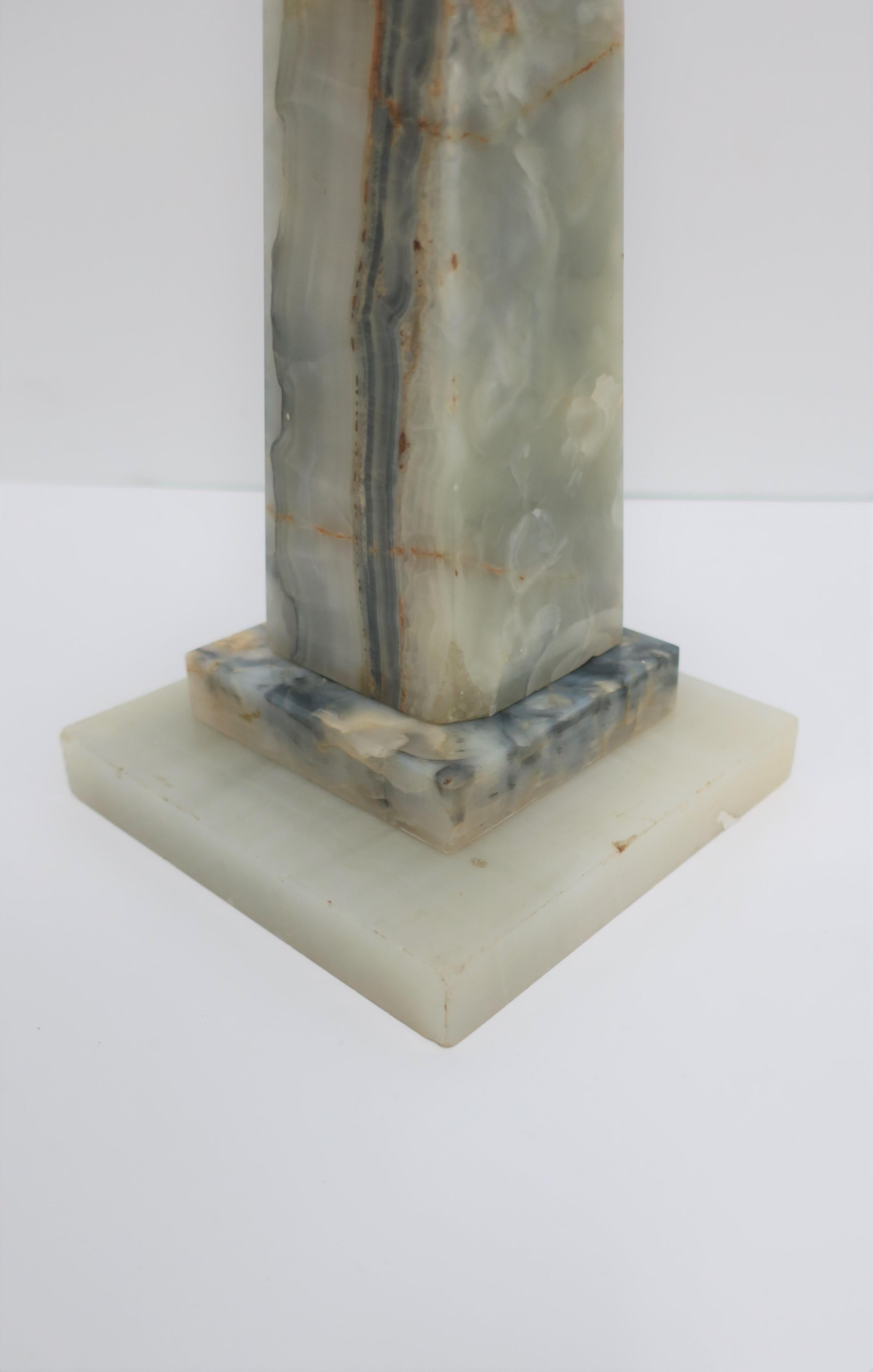 Großer moderner Obelisk aus blauem und weißem Onyx 3