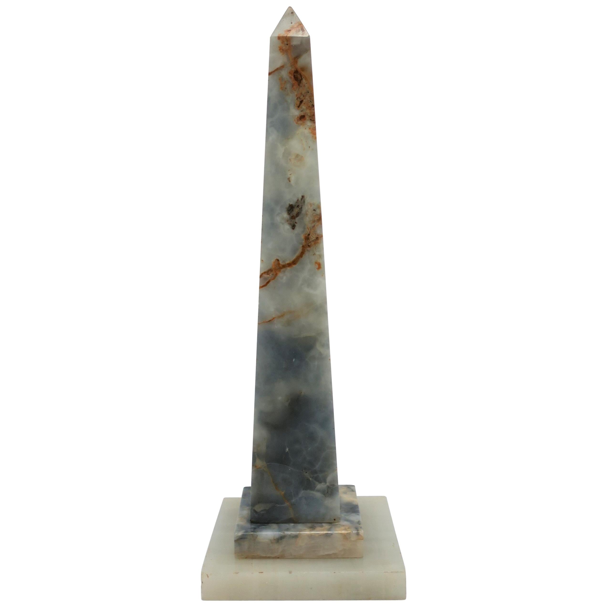 Großer moderner Obelisk aus blauem und weißem Onyx