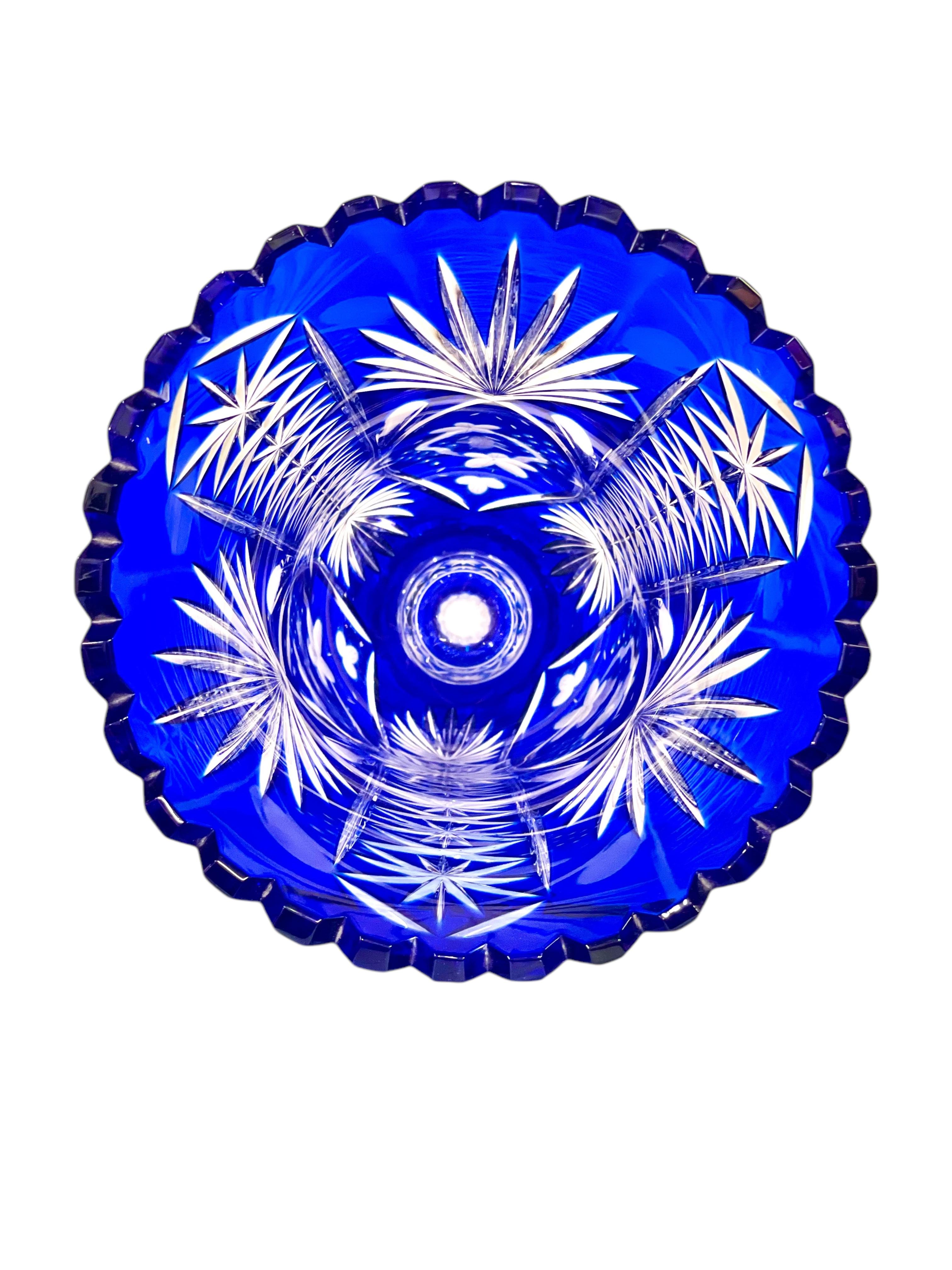 Große blaue Overlay-Kristallvase mit Blumen- und Starburst-Schliff-Dekoration im Angebot 5