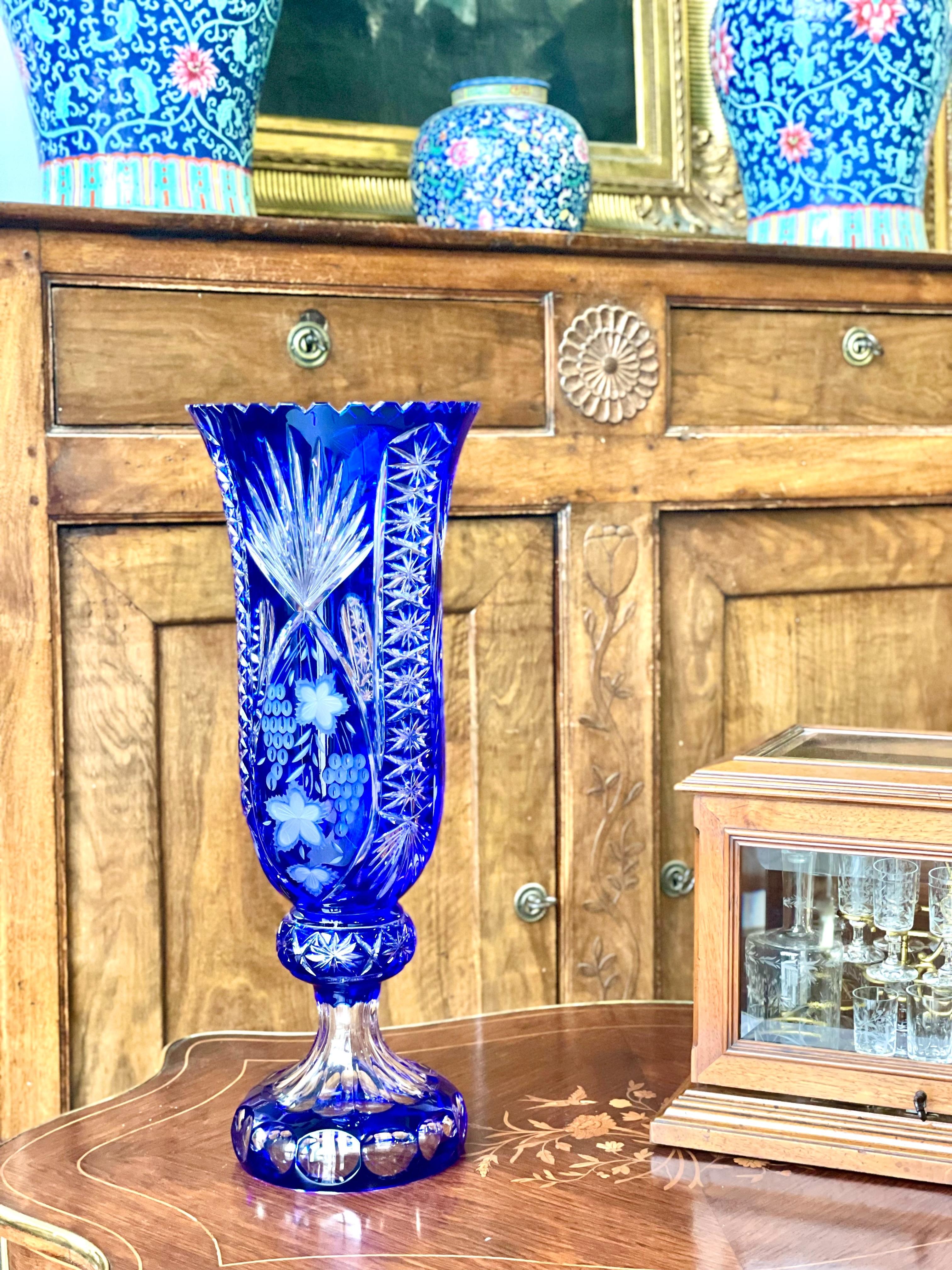 Große blaue Overlay-Kristallvase mit Blumen- und Starburst-Schliff-Dekoration im Angebot 6