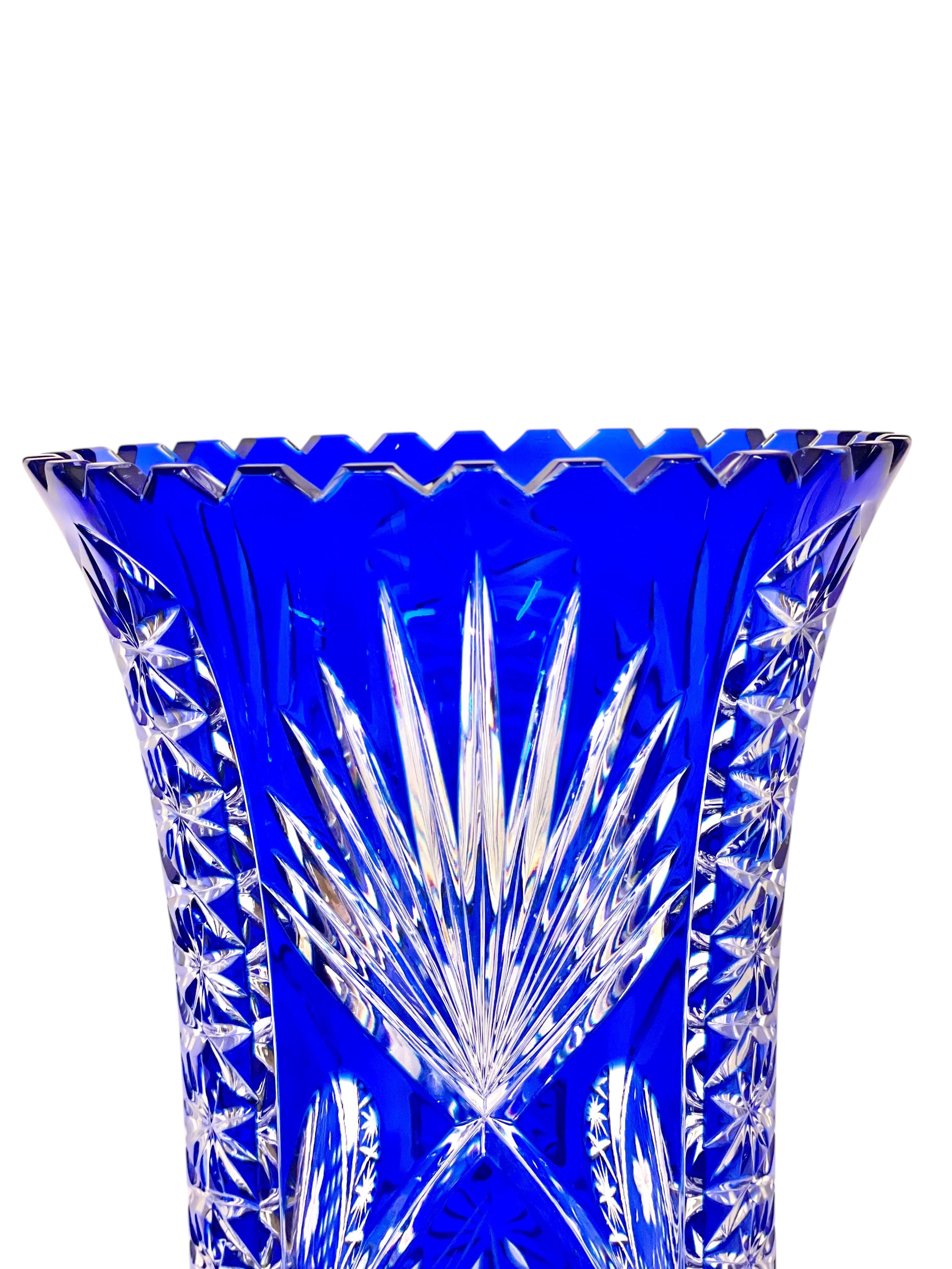Große blaue Overlay-Kristallvase mit Blumen- und Starburst-Schliff-Dekoration im Angebot 7