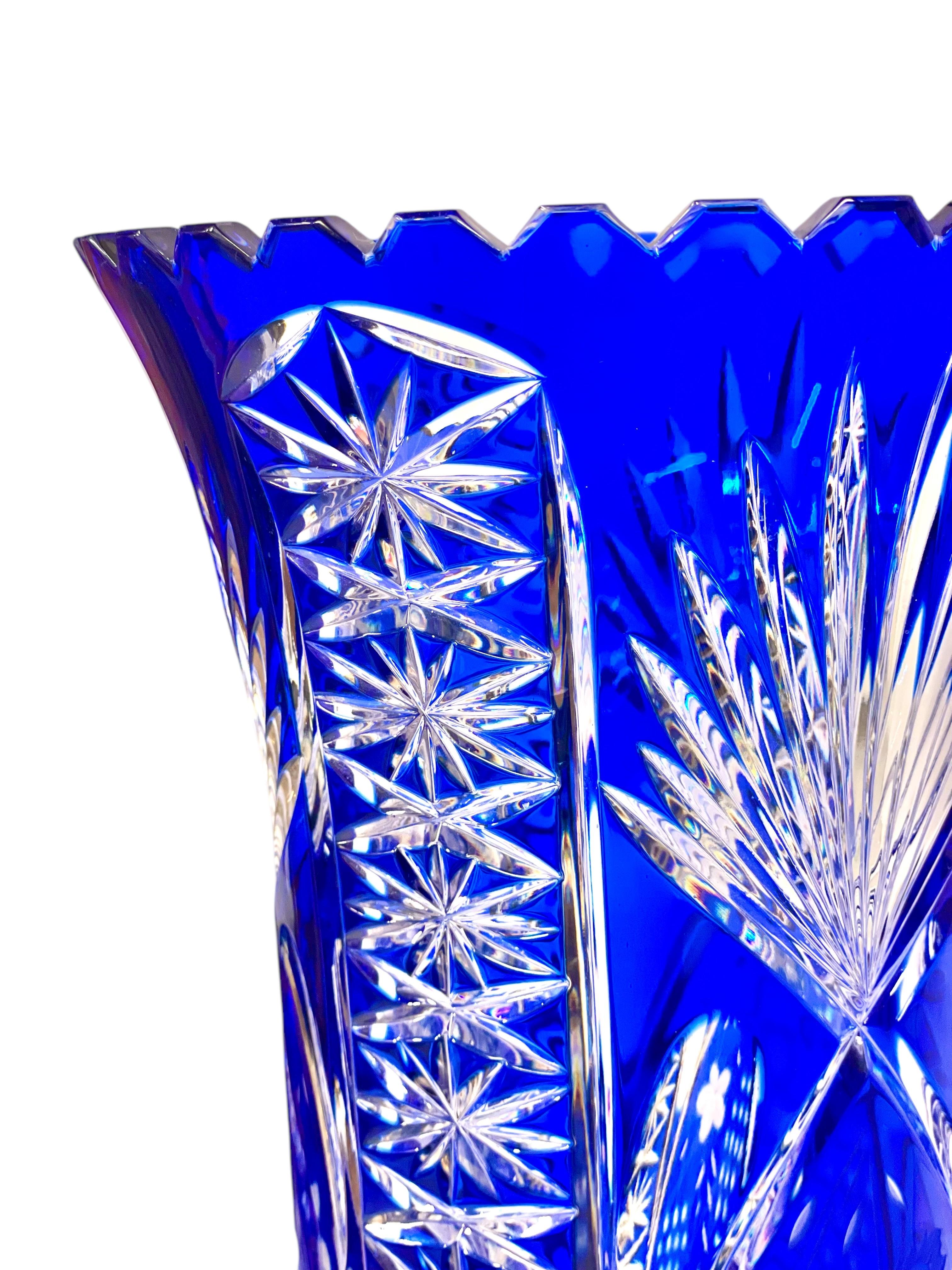 Große blaue Overlay-Kristallvase mit Blumen- und Starburst-Schliff-Dekoration im Angebot 8