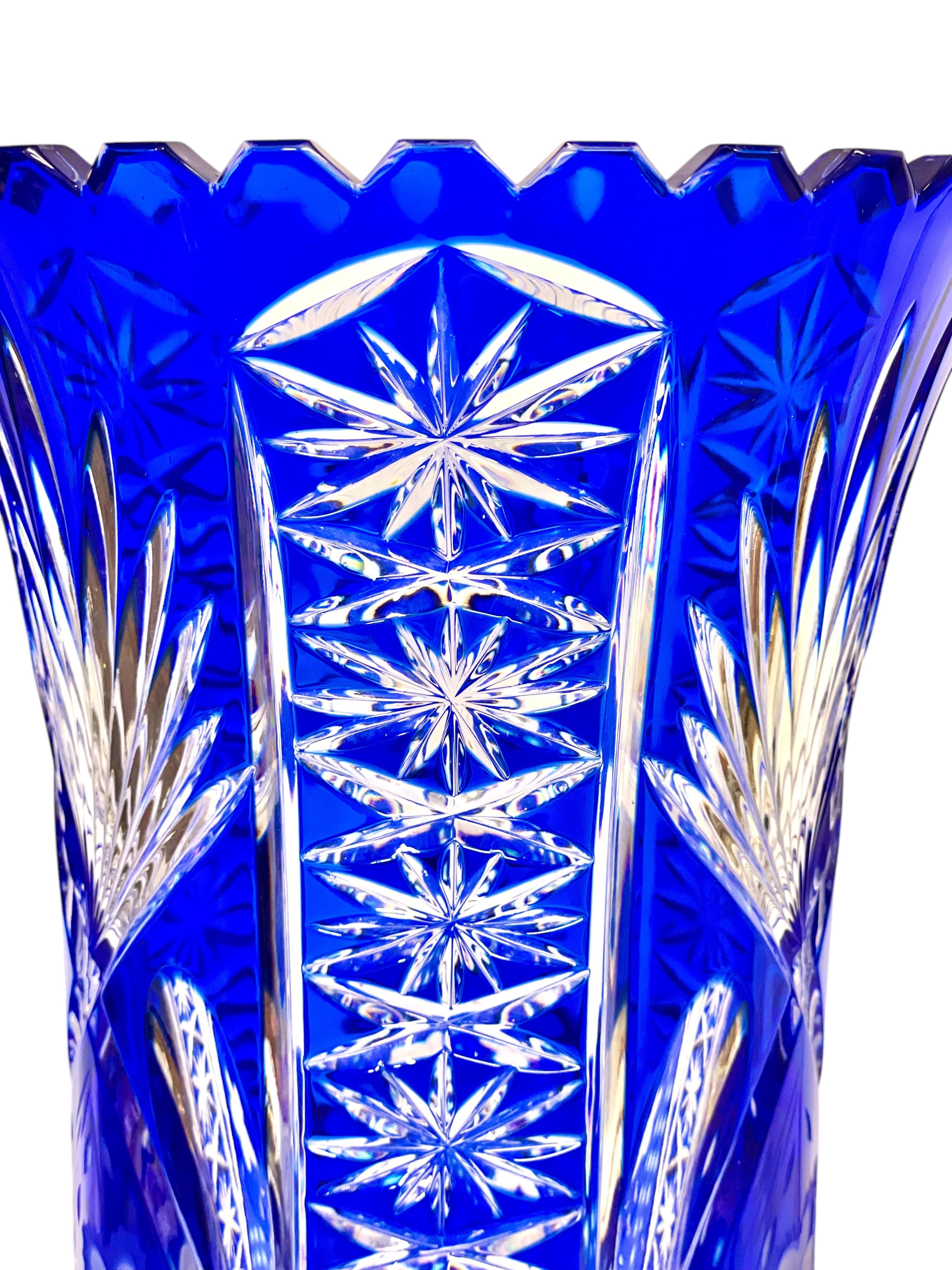Große blaue Overlay-Kristallvase mit Blumen- und Starburst-Schliff-Dekoration im Angebot 9